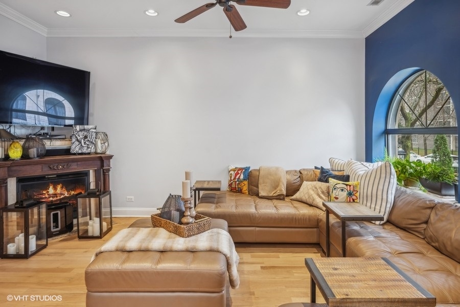 927 W EASTWOOD Avenue Unit: 1E