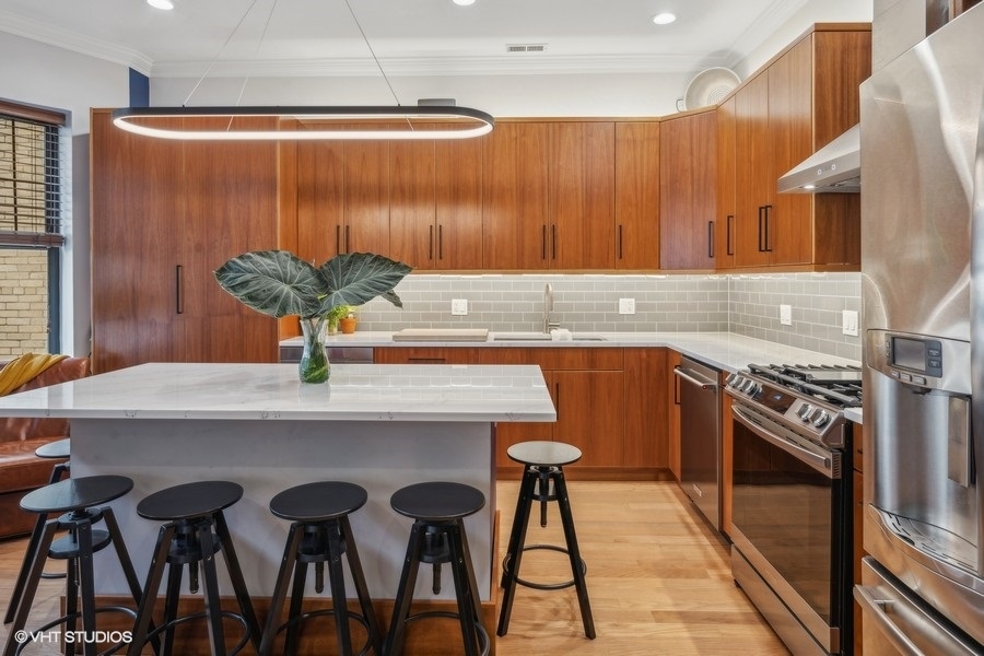 927 W EASTWOOD Avenue Unit: 1E