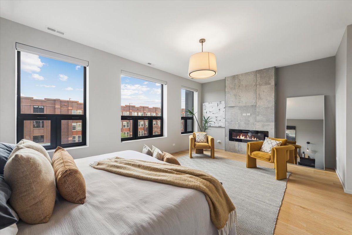 1734 N California Avenue Unit: 3