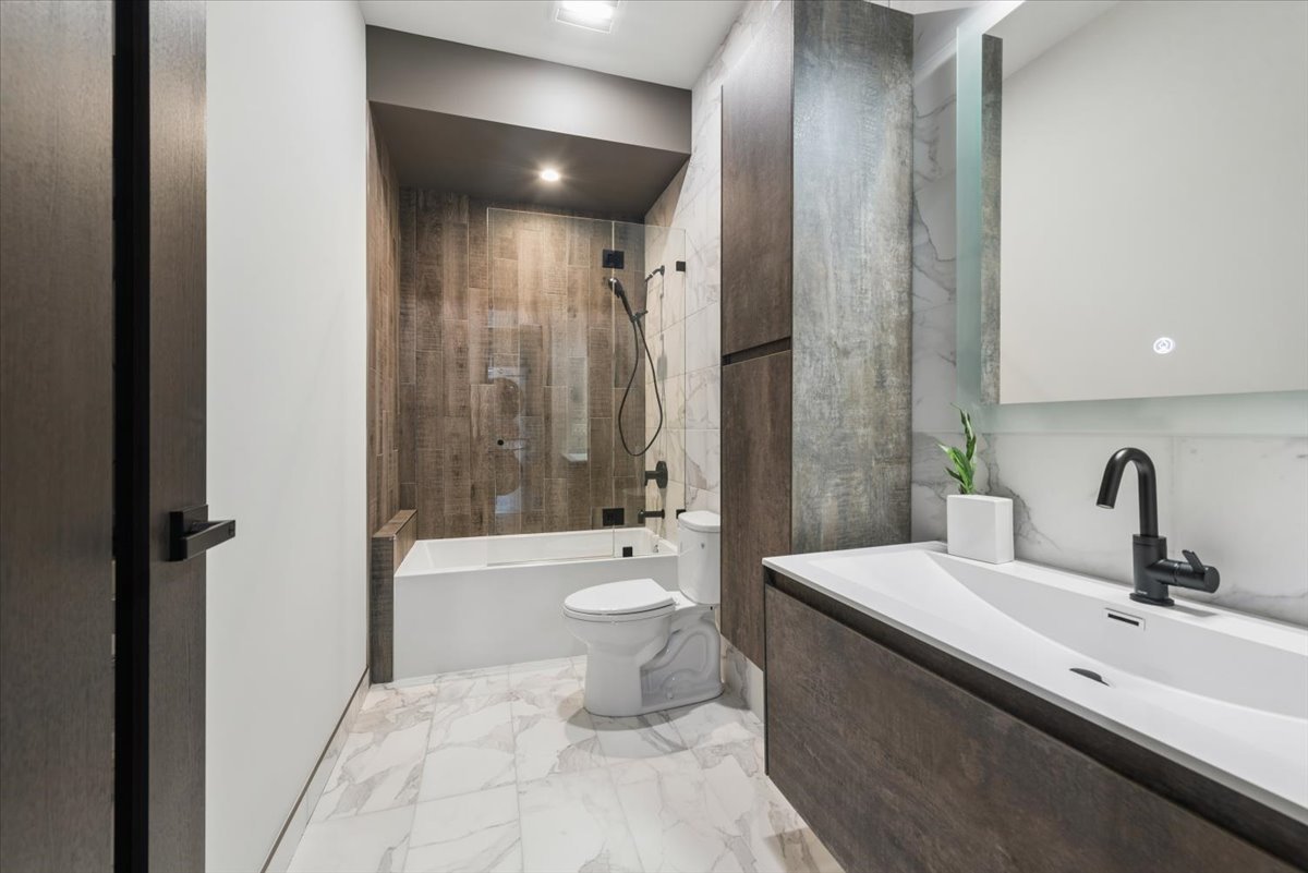 1734 N California Avenue Unit: 3