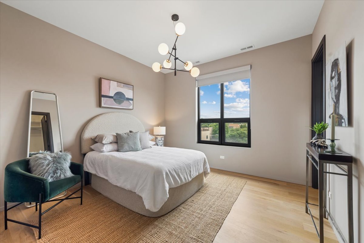 1734 N California Avenue Unit: 3
