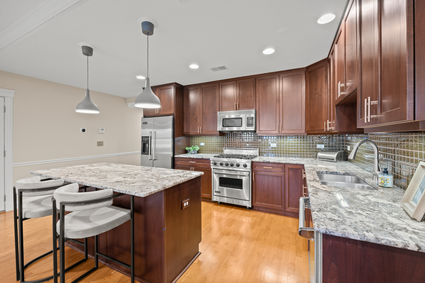 1921 W Diversey Parkway Unit: 402