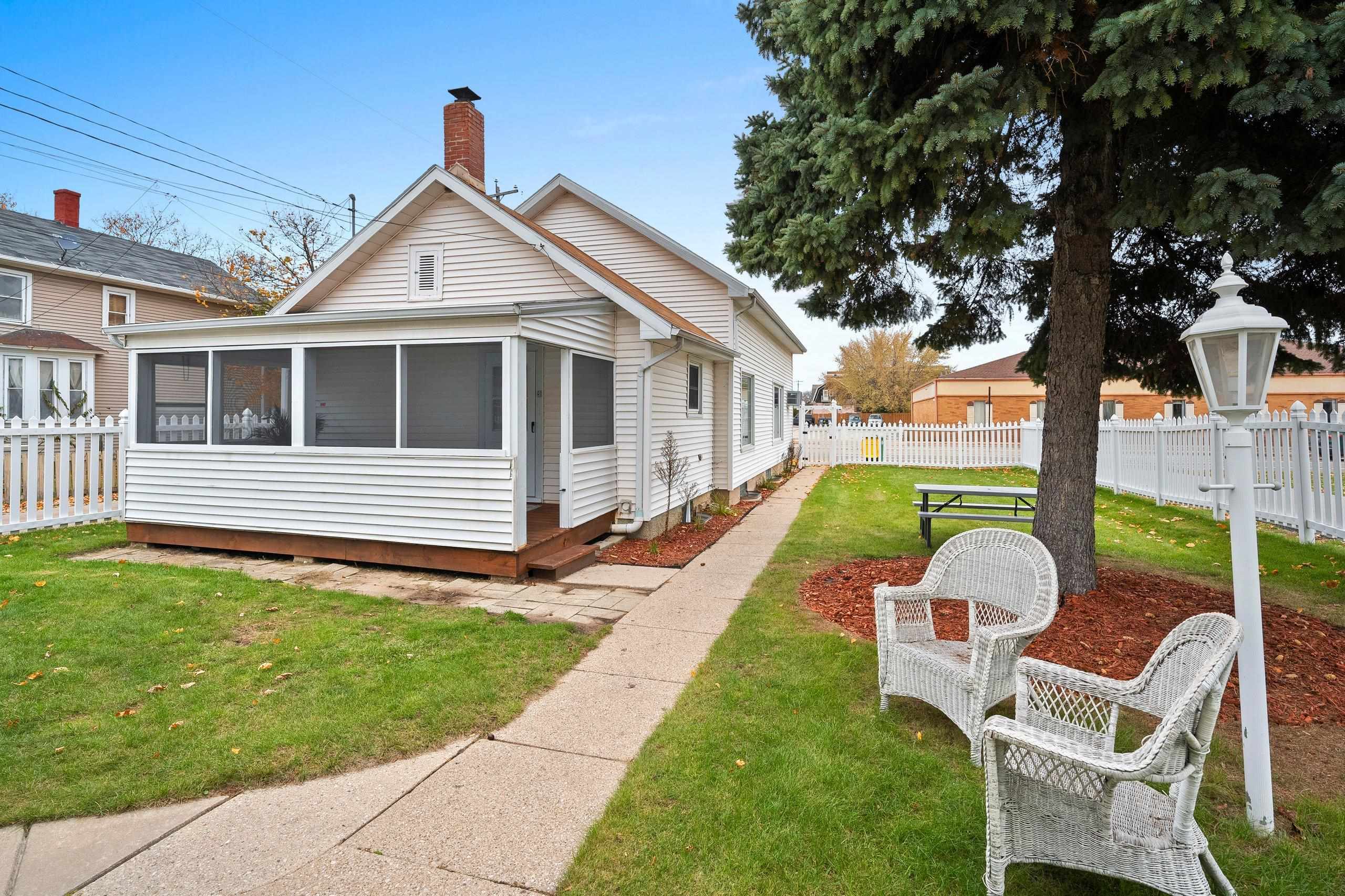 918 E WALNUT Street