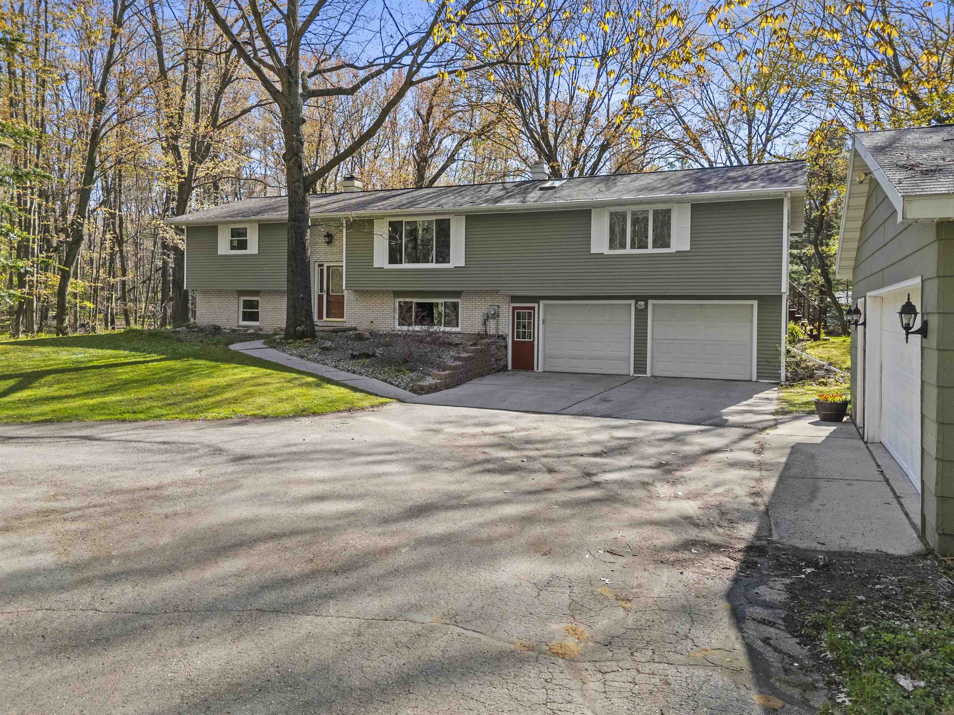 6710 GREGORY Lane