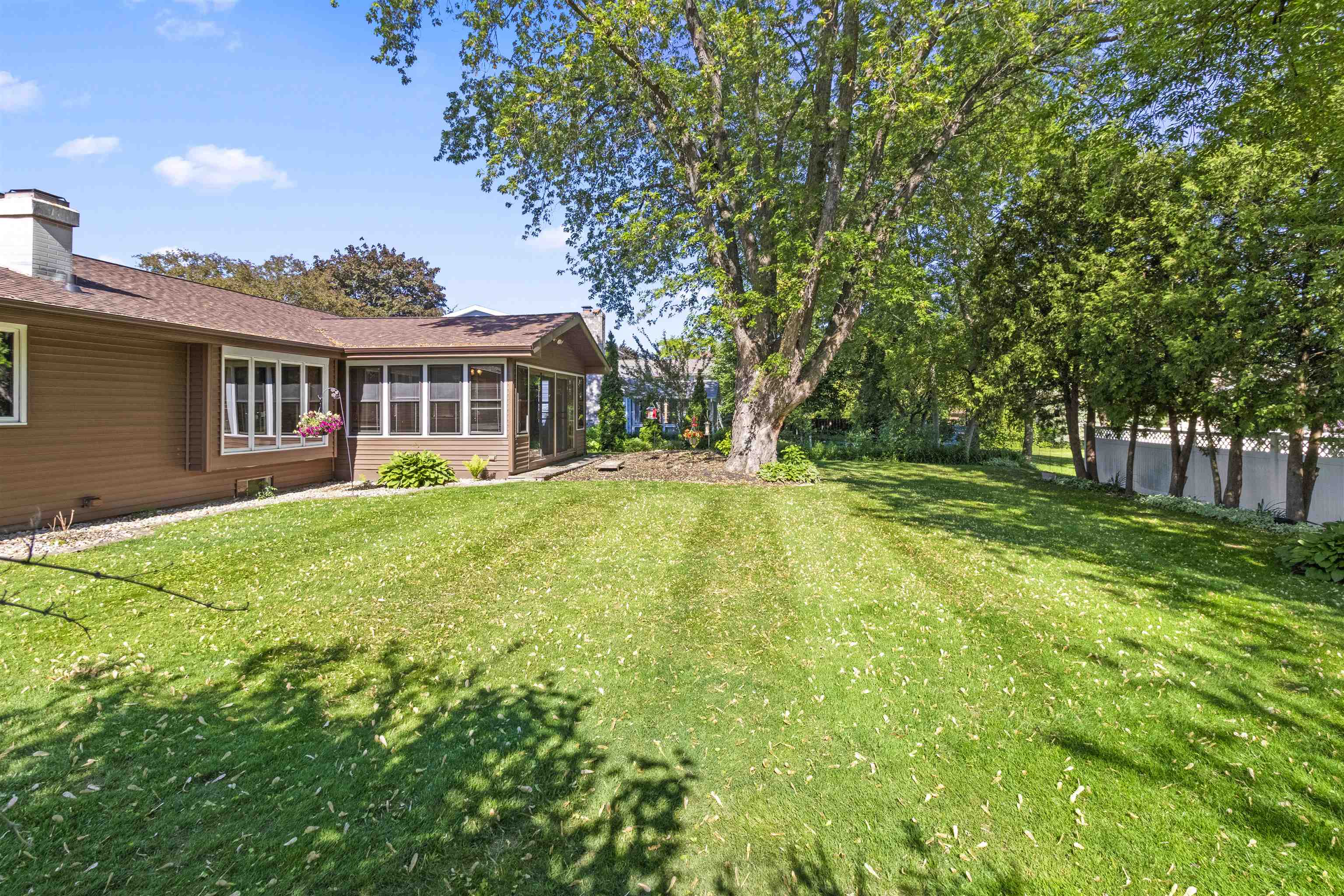 933 E CAPITOL Drive