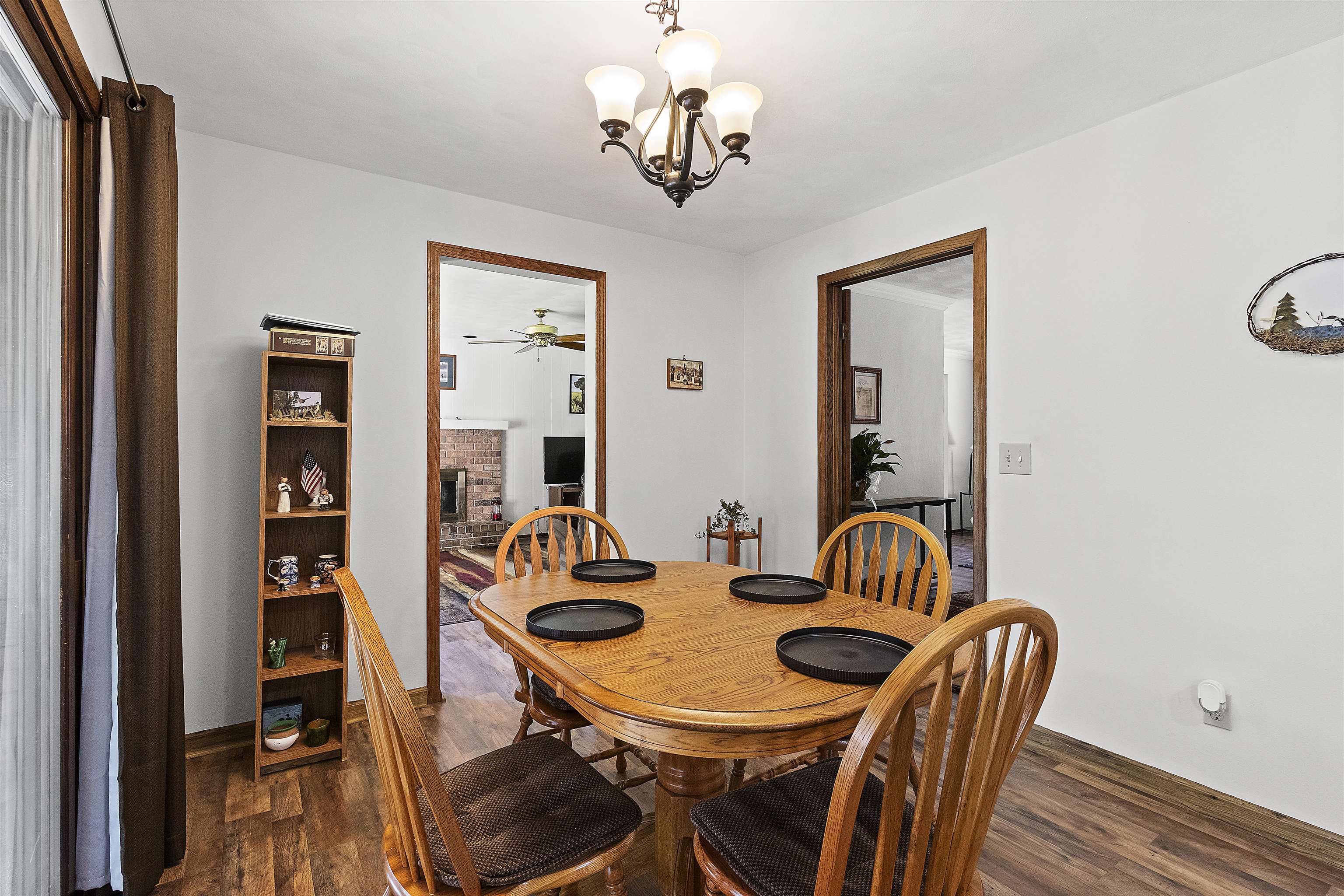 933 E CAPITOL Drive