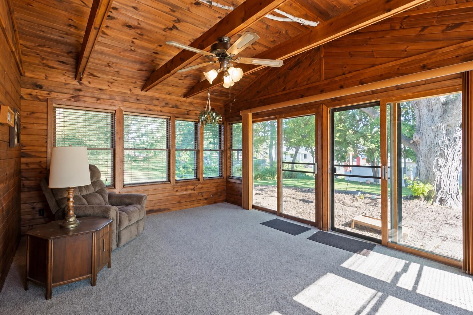 933 E CAPITOL Drive