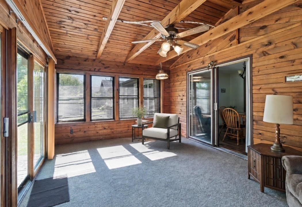 933 E CAPITOL Drive