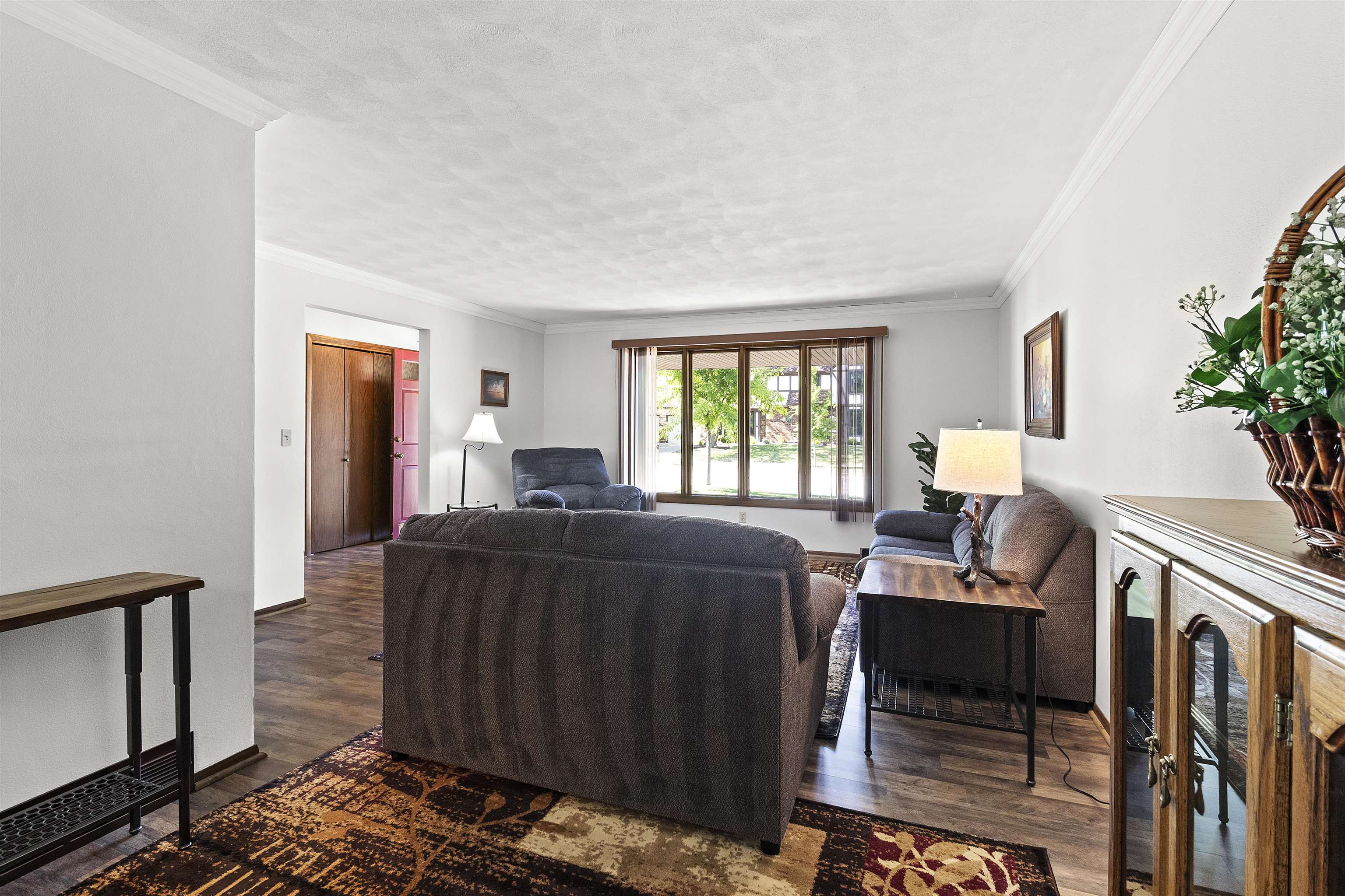 933 E CAPITOL Drive
