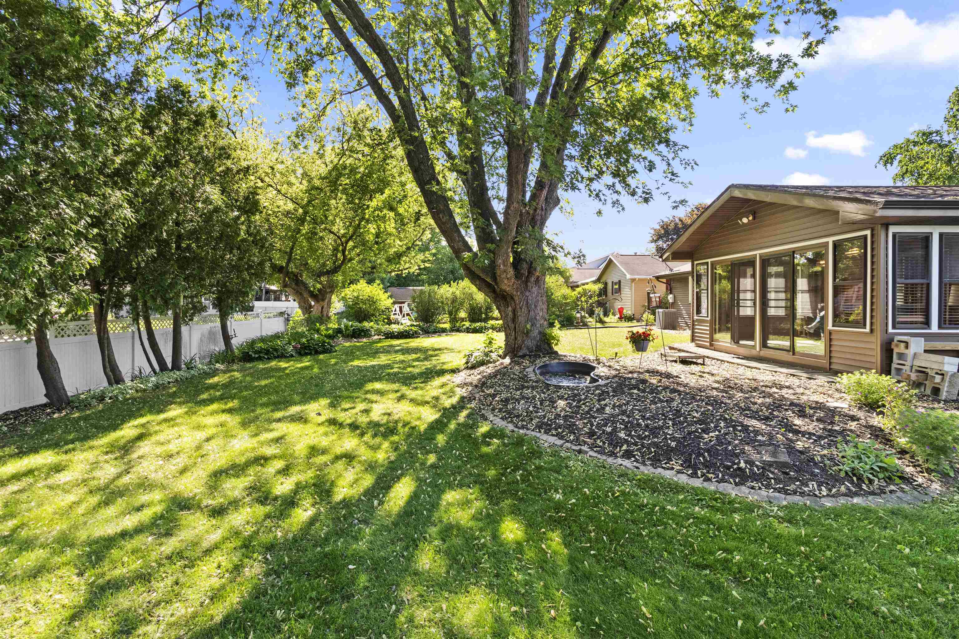 933 E CAPITOL Drive