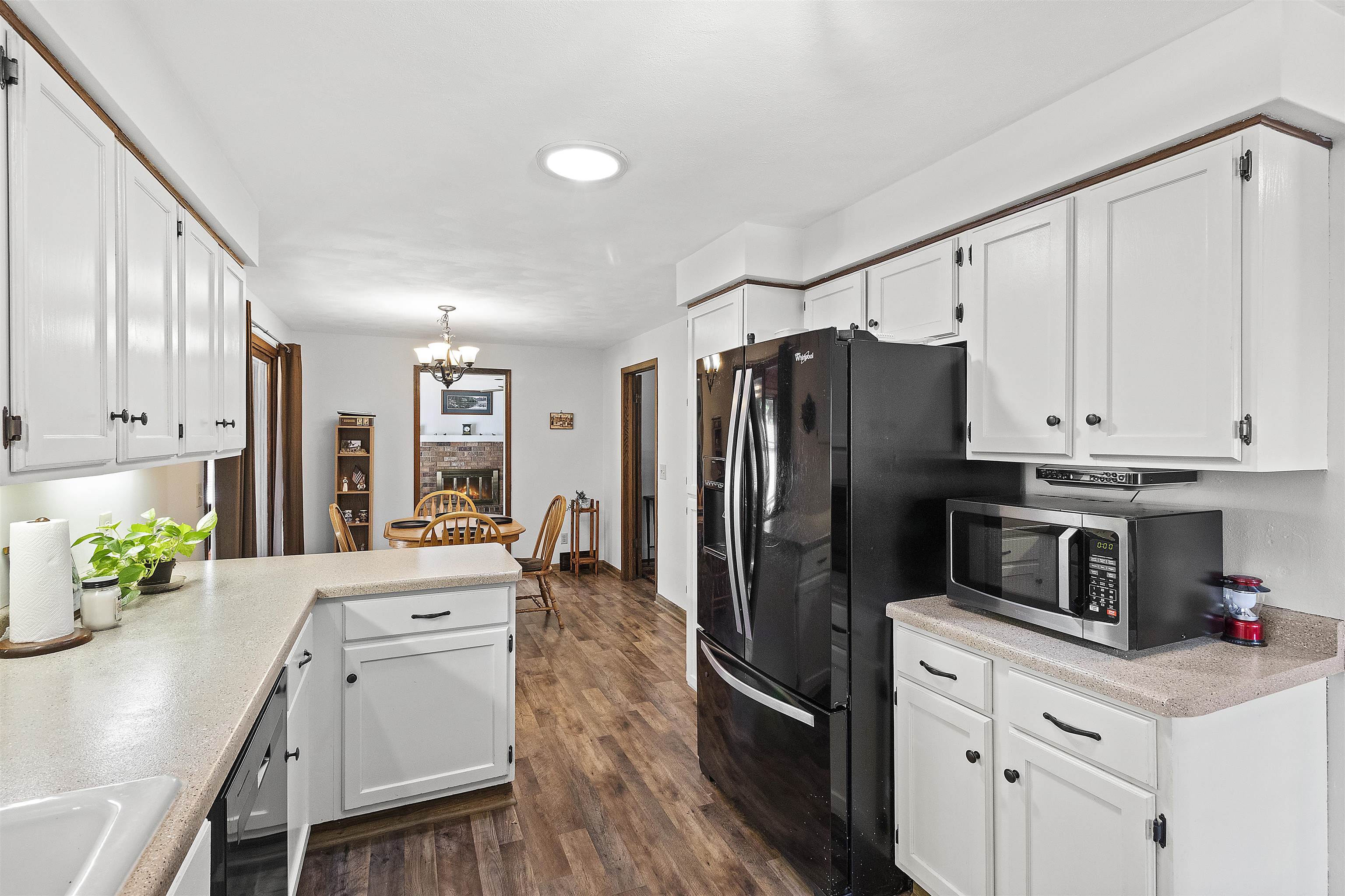 933 E CAPITOL Drive