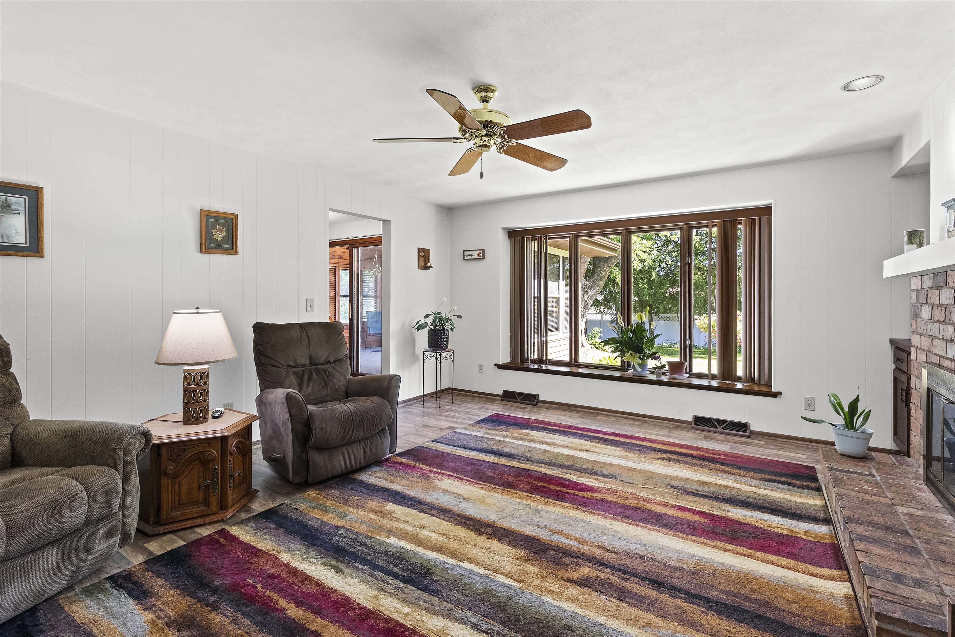933 E CAPITOL Drive