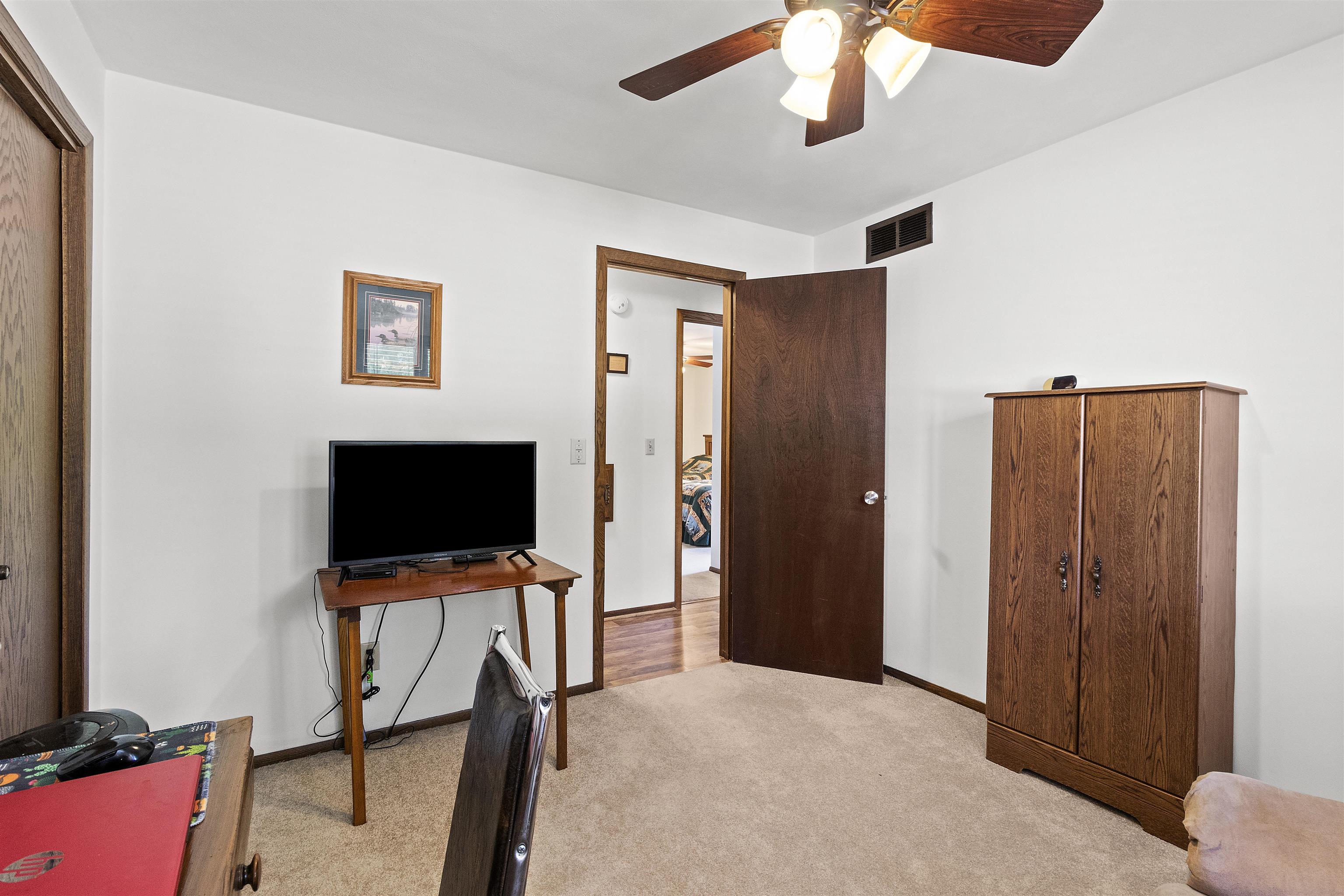 933 E CAPITOL Drive