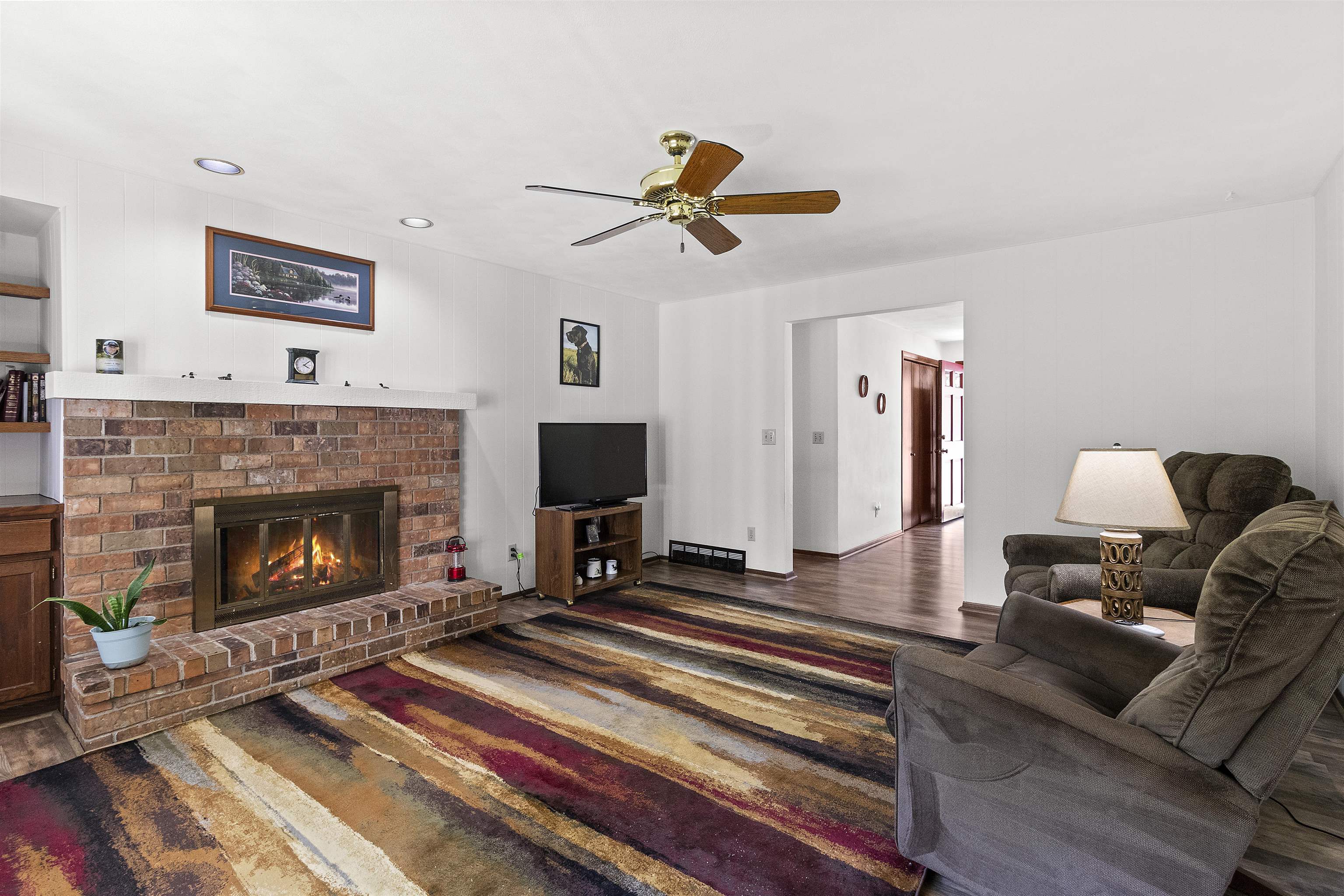 933 E CAPITOL Drive