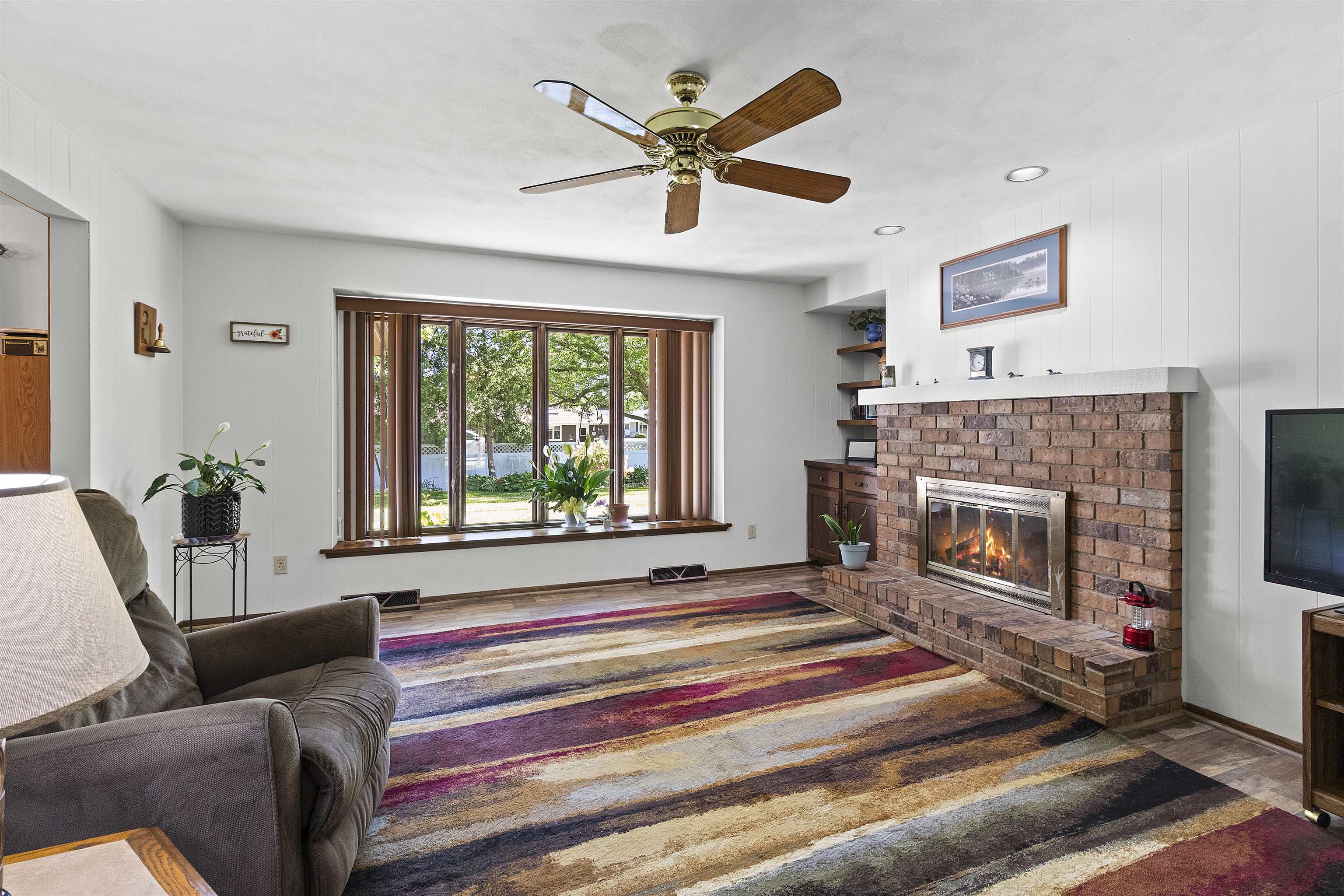 933 E CAPITOL Drive