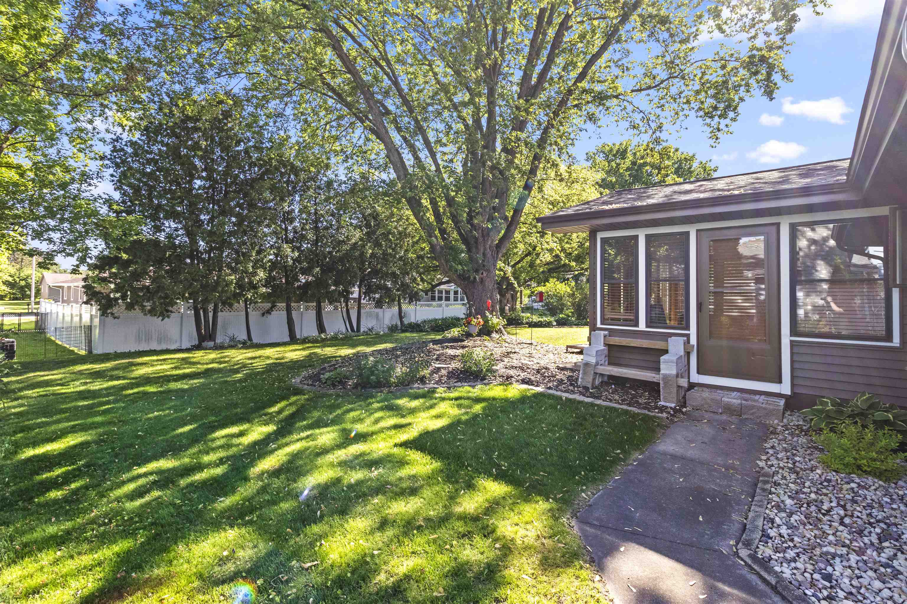 933 E CAPITOL Drive