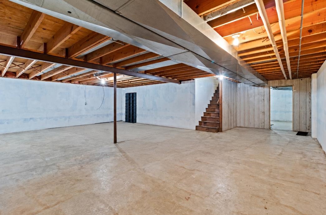 933 E CAPITOL Drive