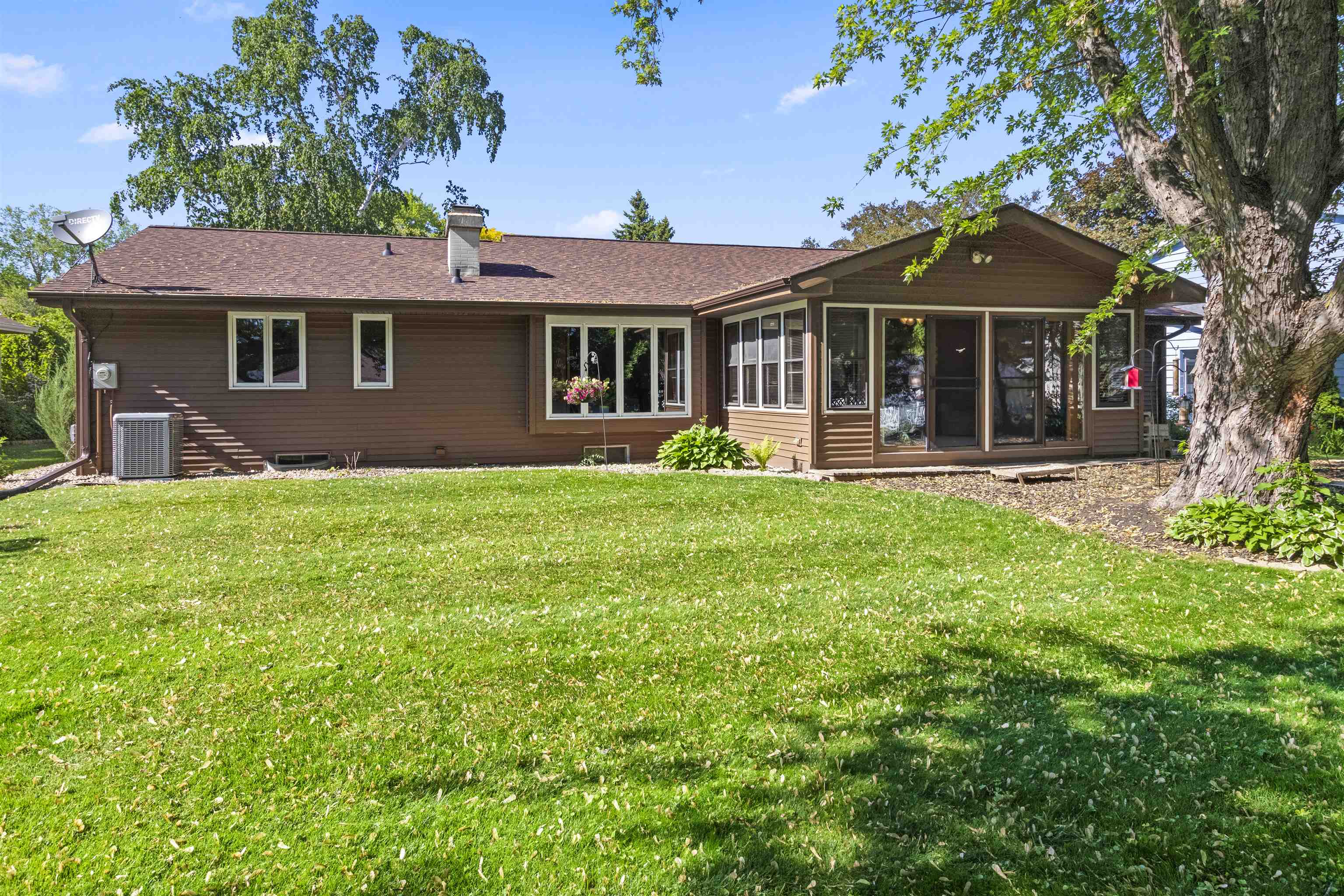 933 E CAPITOL Drive
