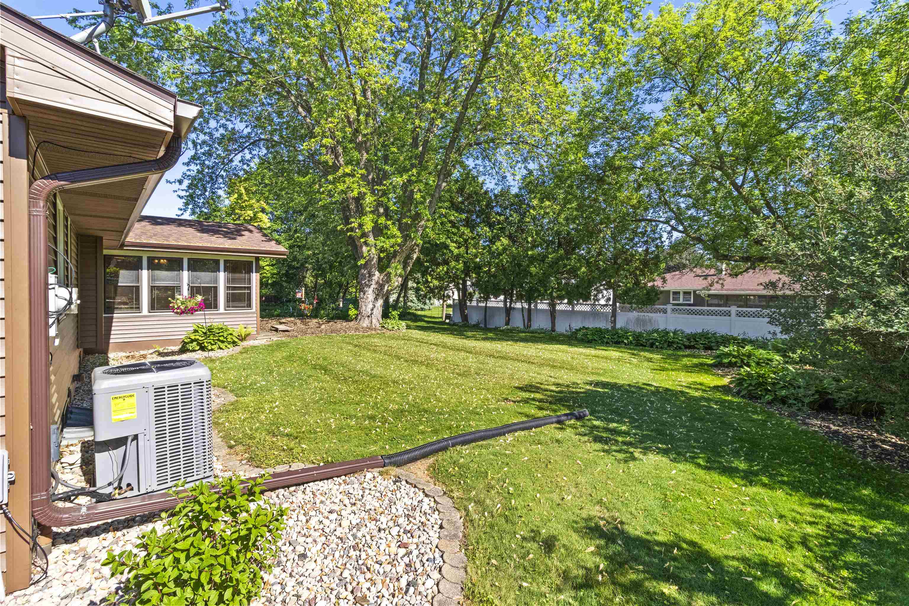 933 E CAPITOL Drive