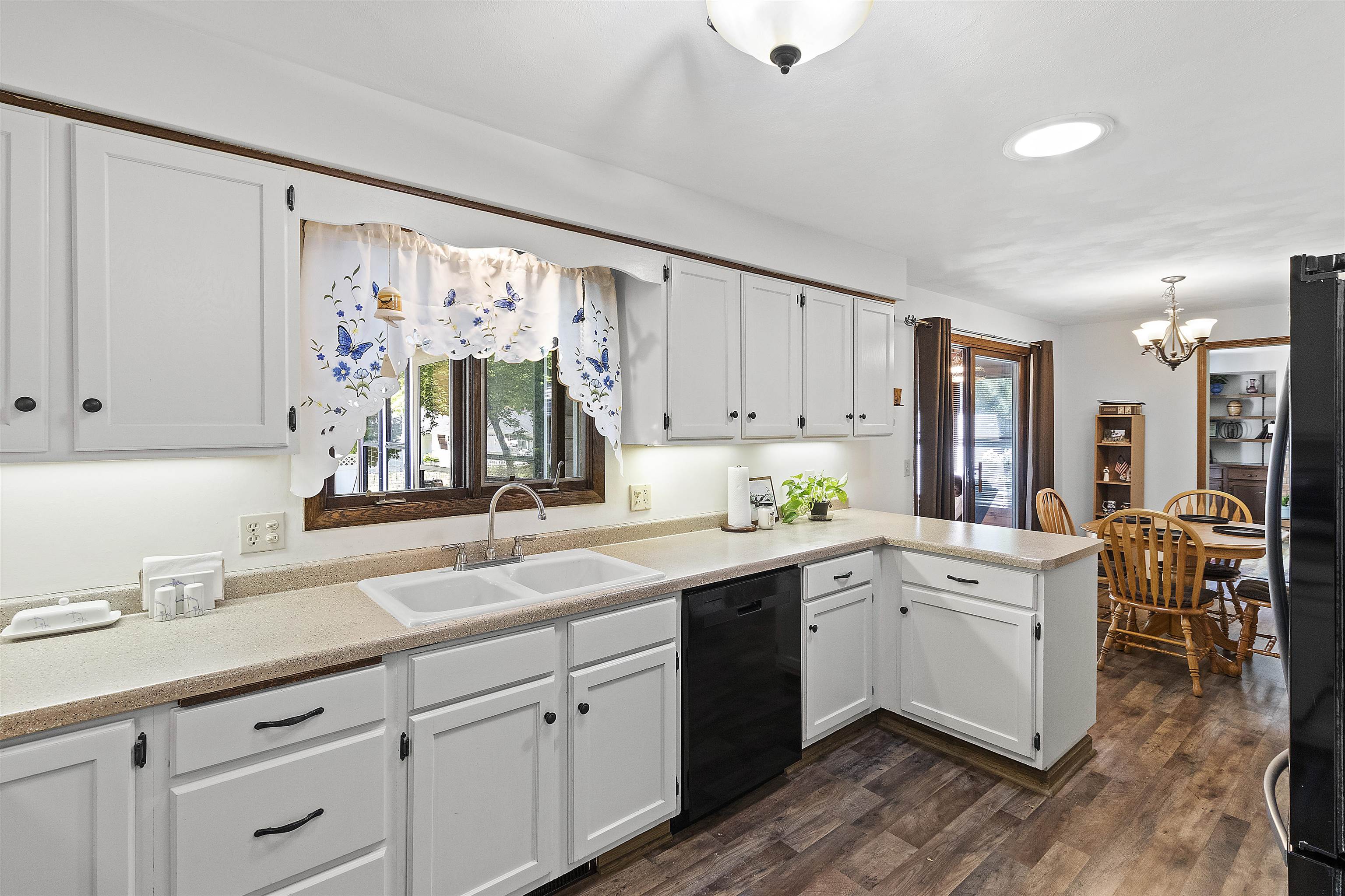 933 E CAPITOL Drive
