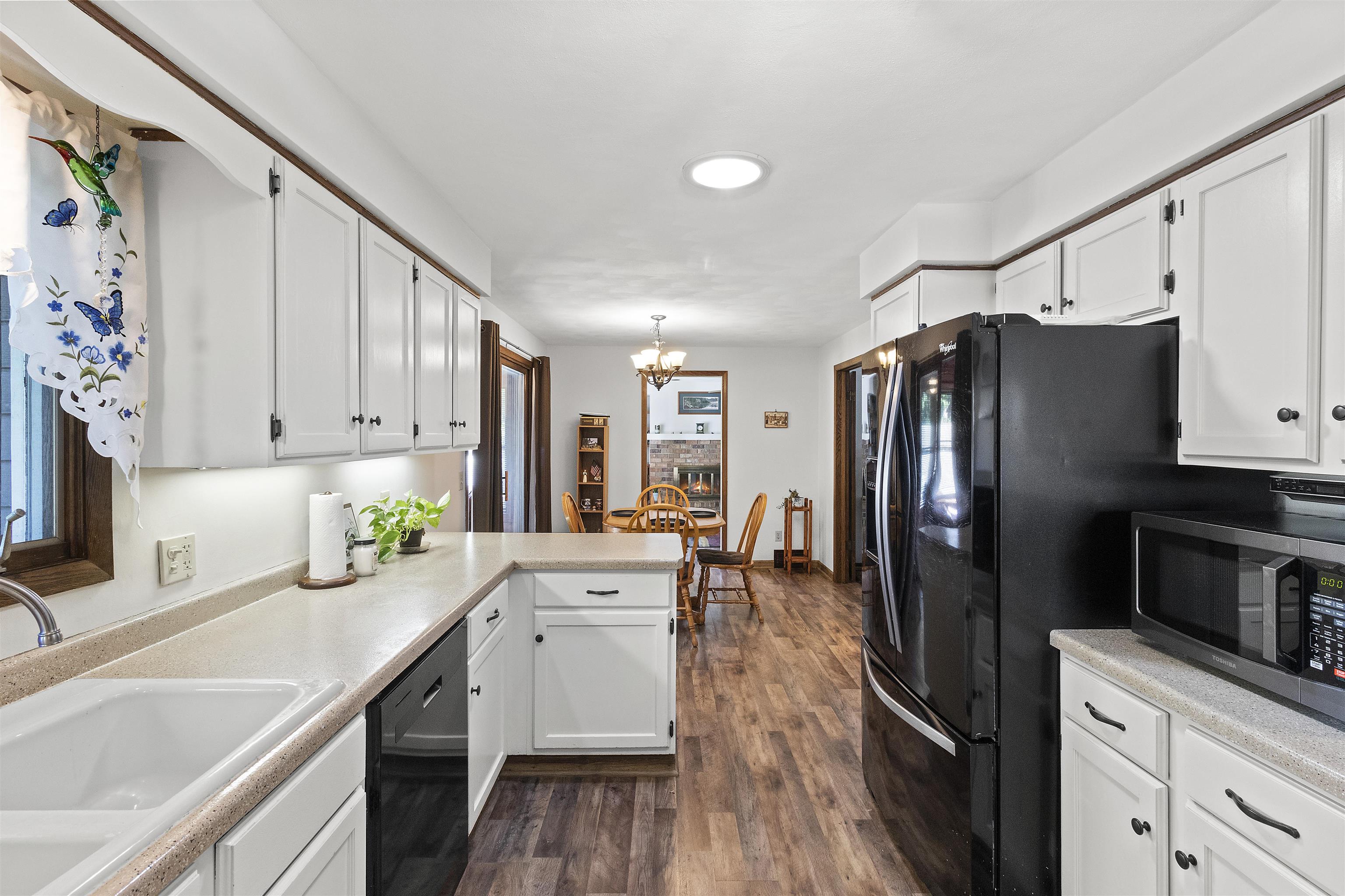 933 E CAPITOL Drive