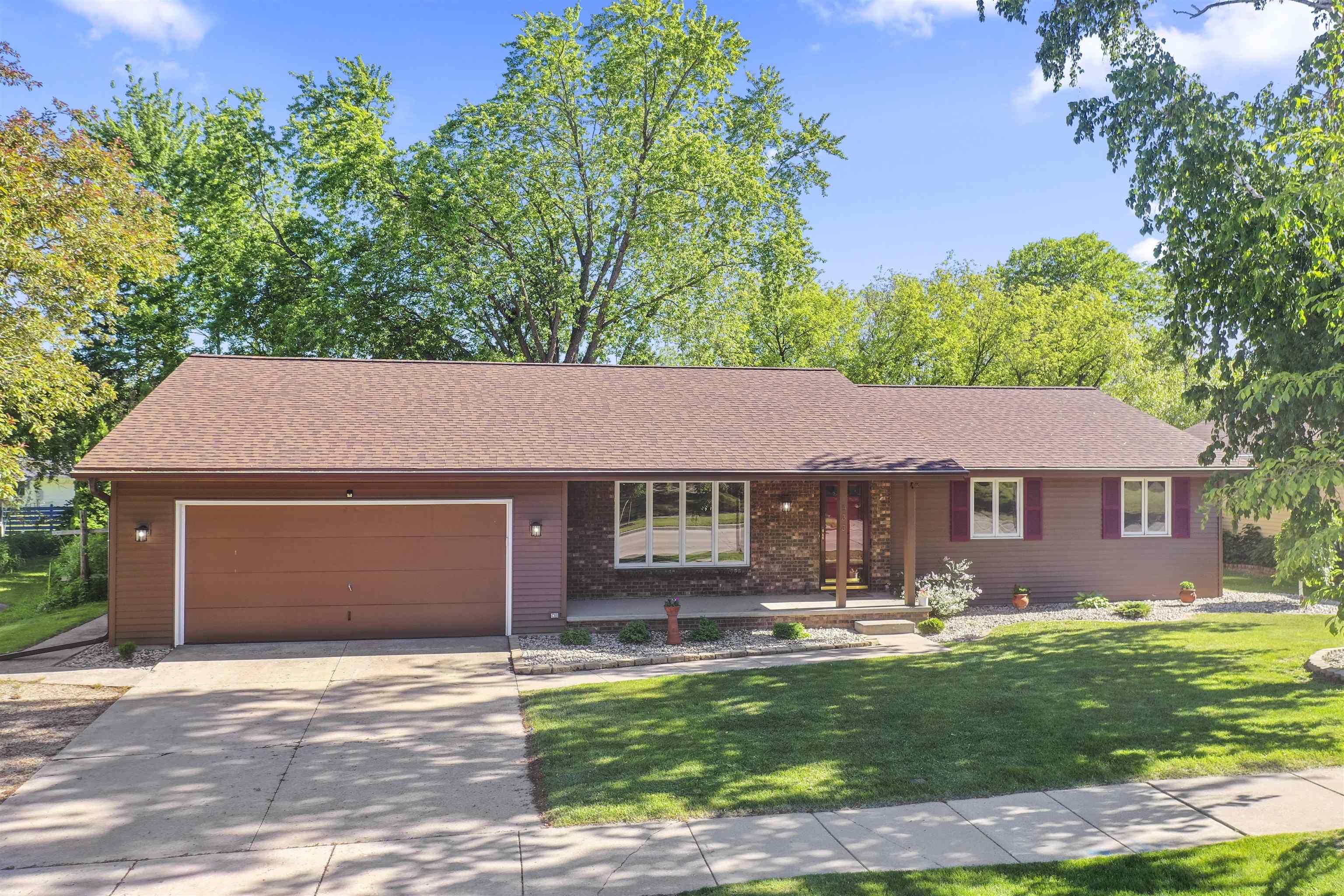 933 E CAPITOL Drive