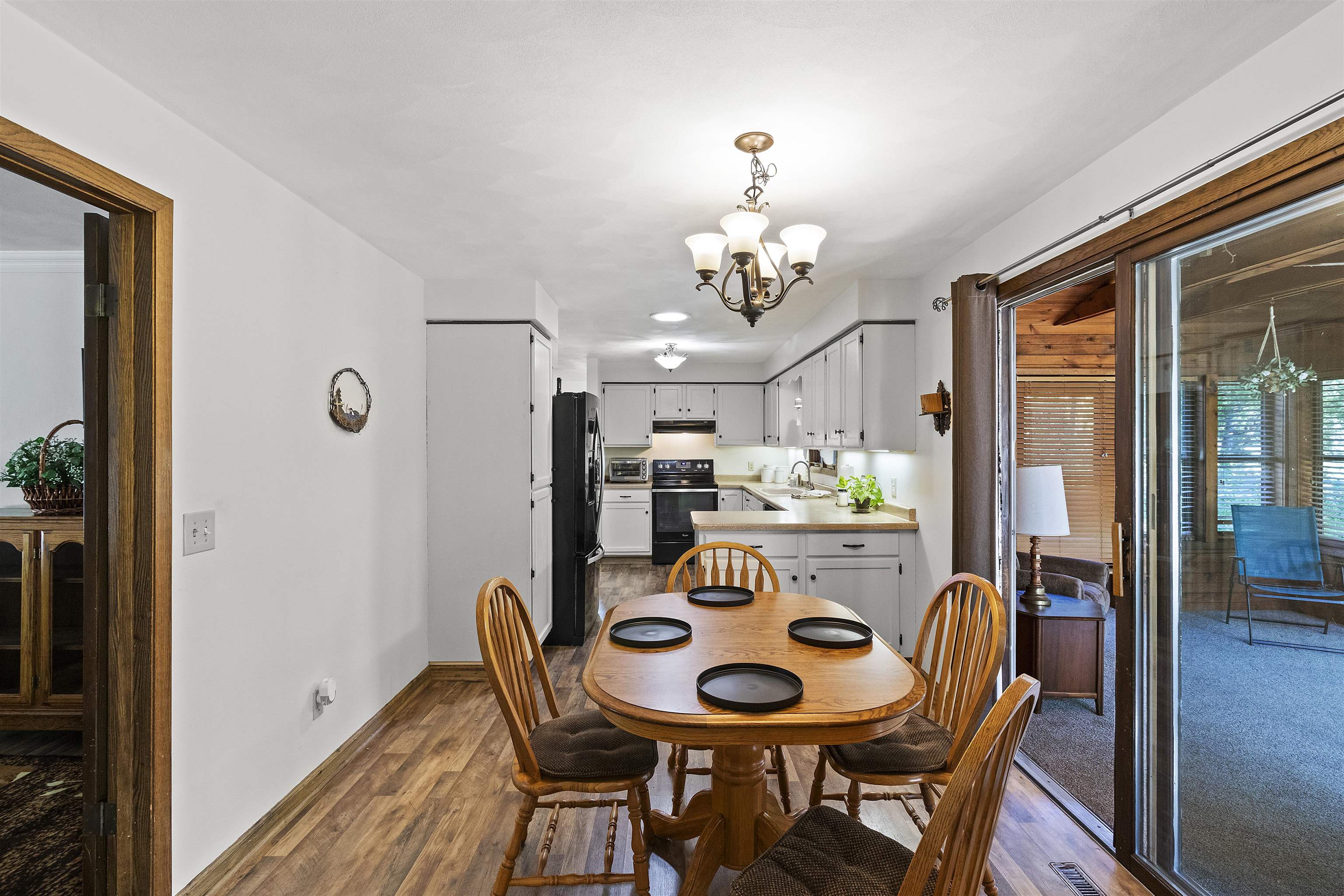 933 E CAPITOL Drive