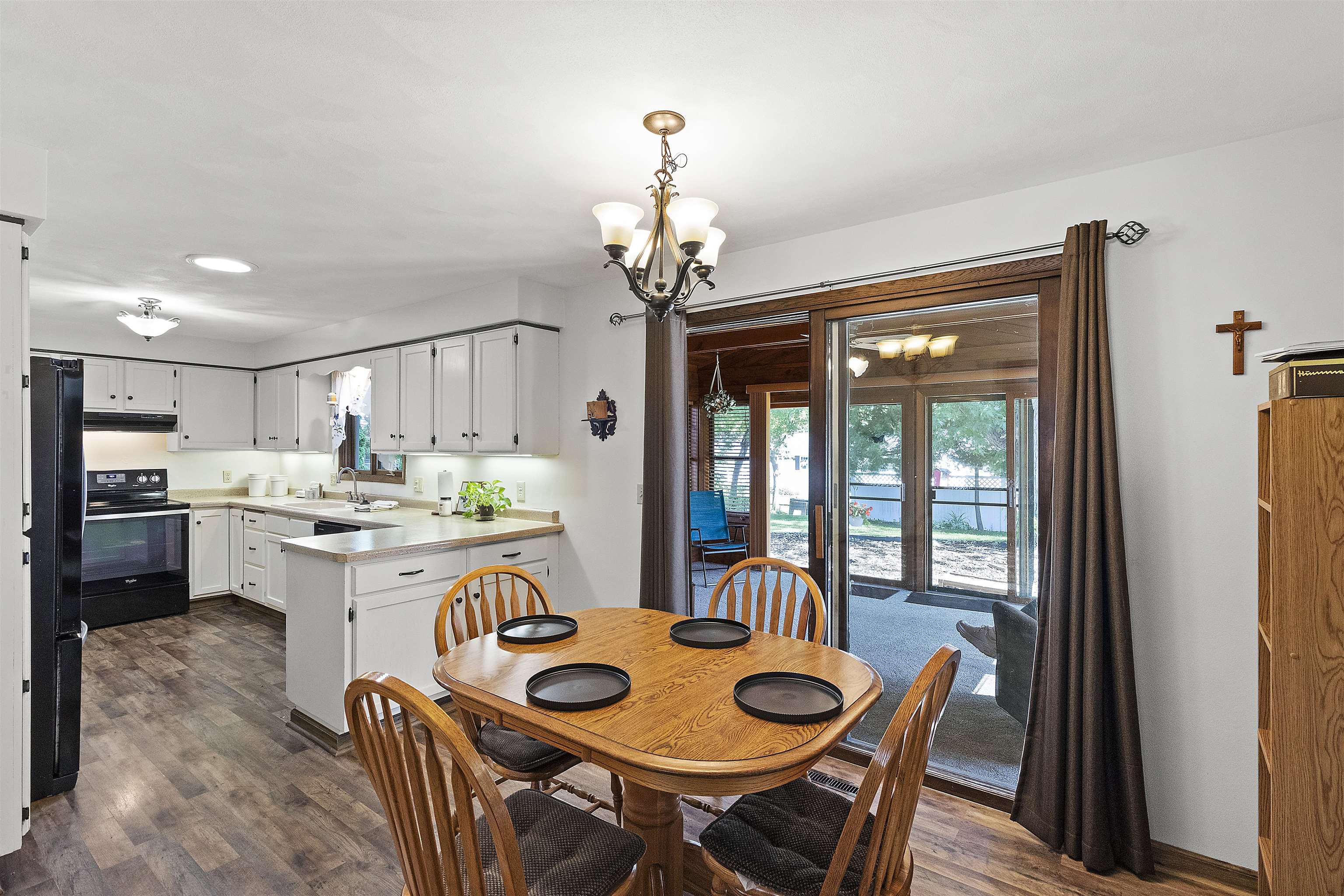 933 E CAPITOL Drive