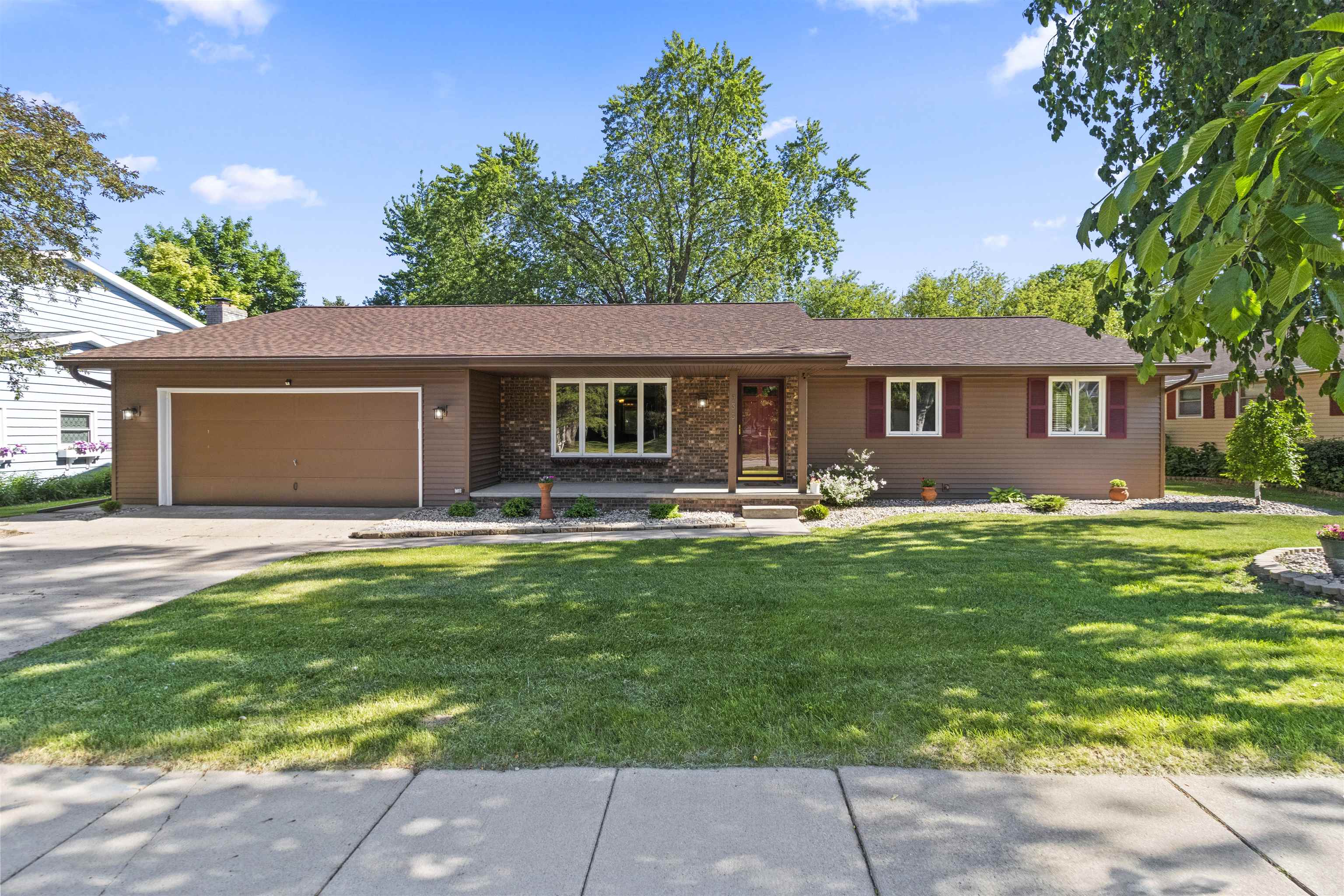 933 E CAPITOL Drive