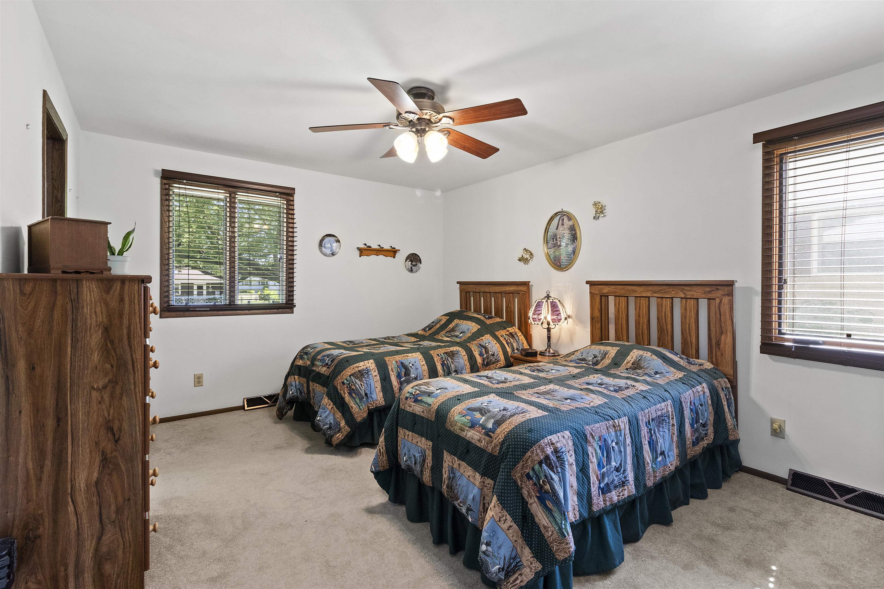 933 E CAPITOL Drive