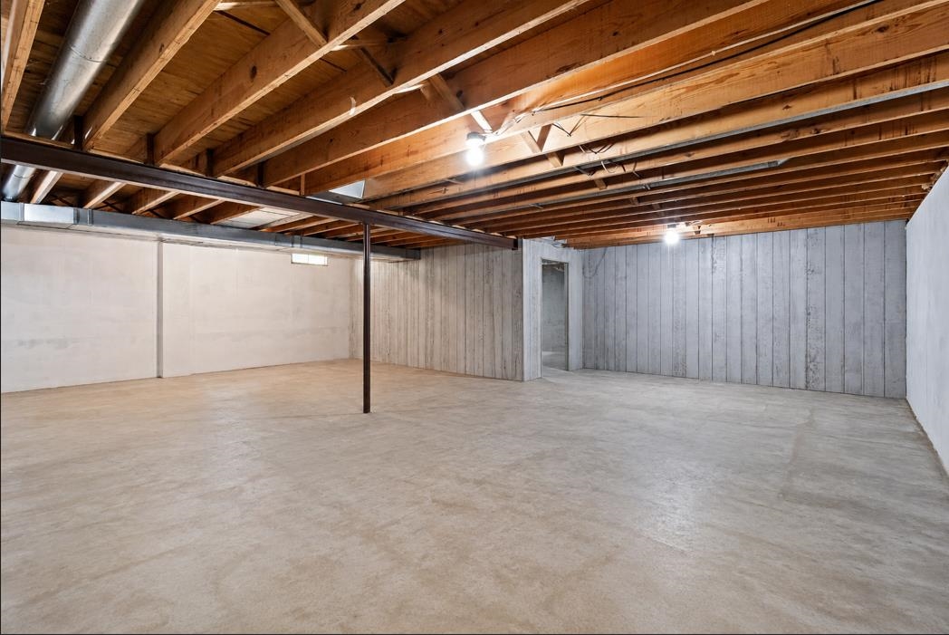 933 E CAPITOL Drive