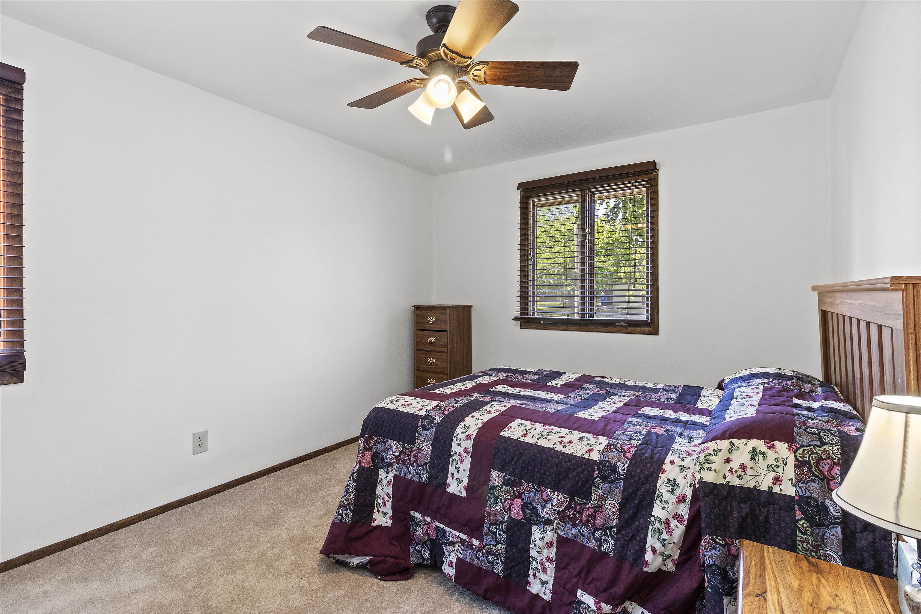 933 E CAPITOL Drive