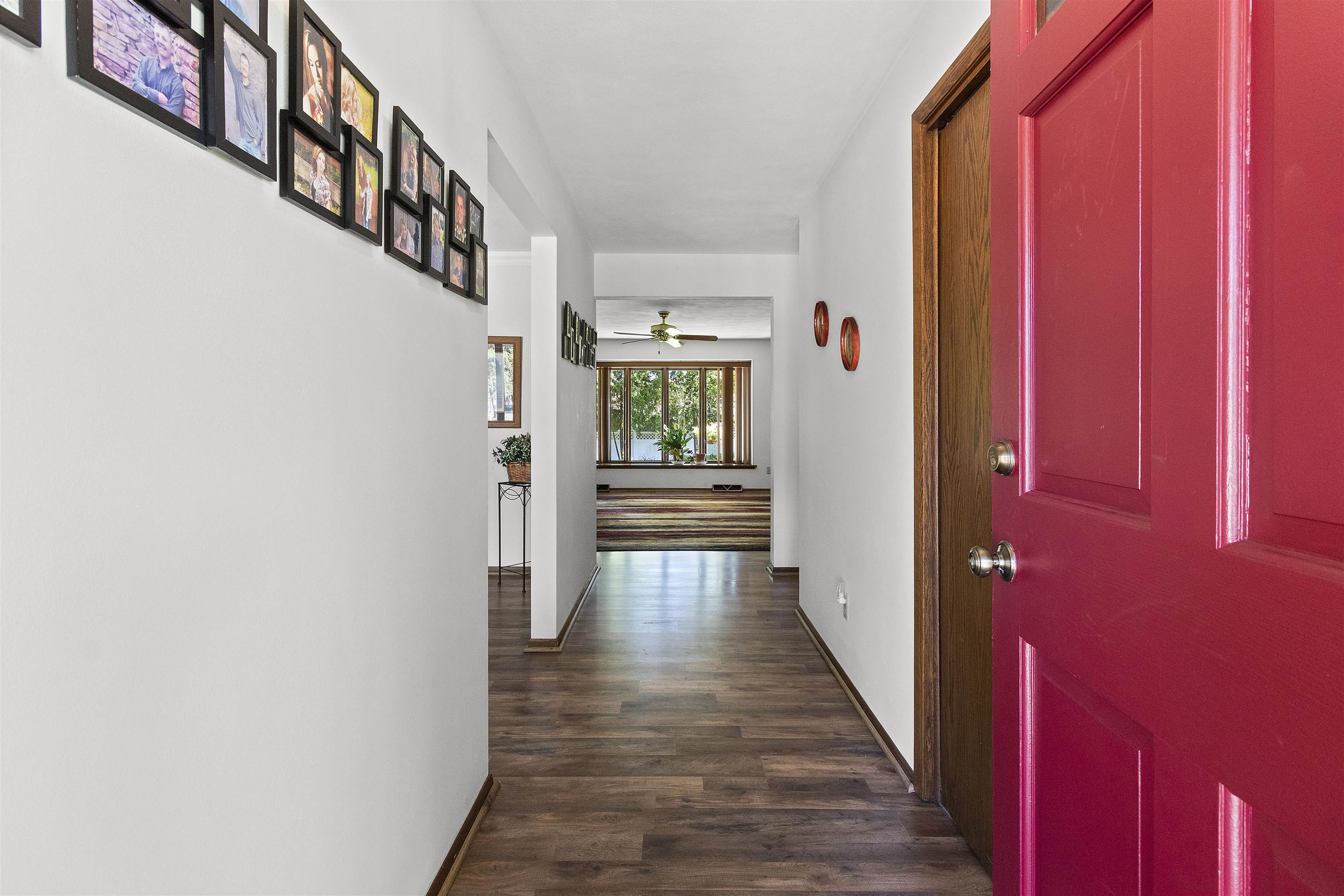 933 E CAPITOL Drive