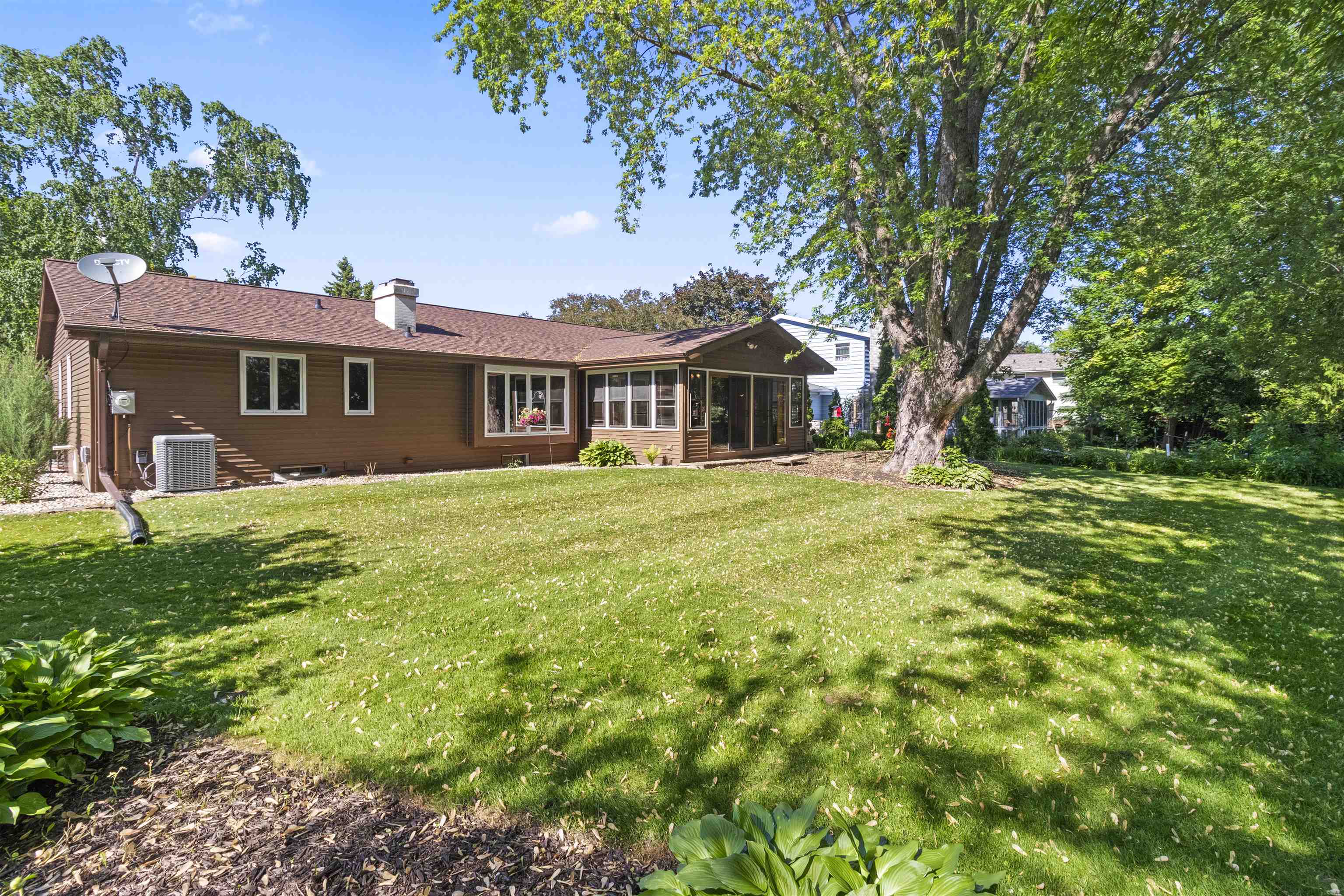 933 E CAPITOL Drive