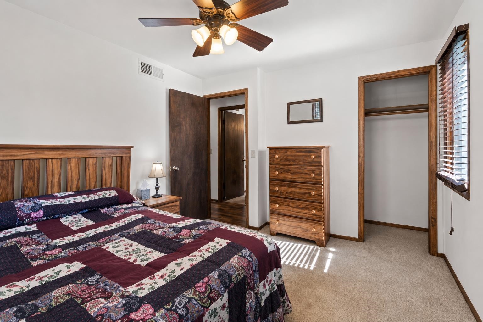 933 E CAPITOL Drive