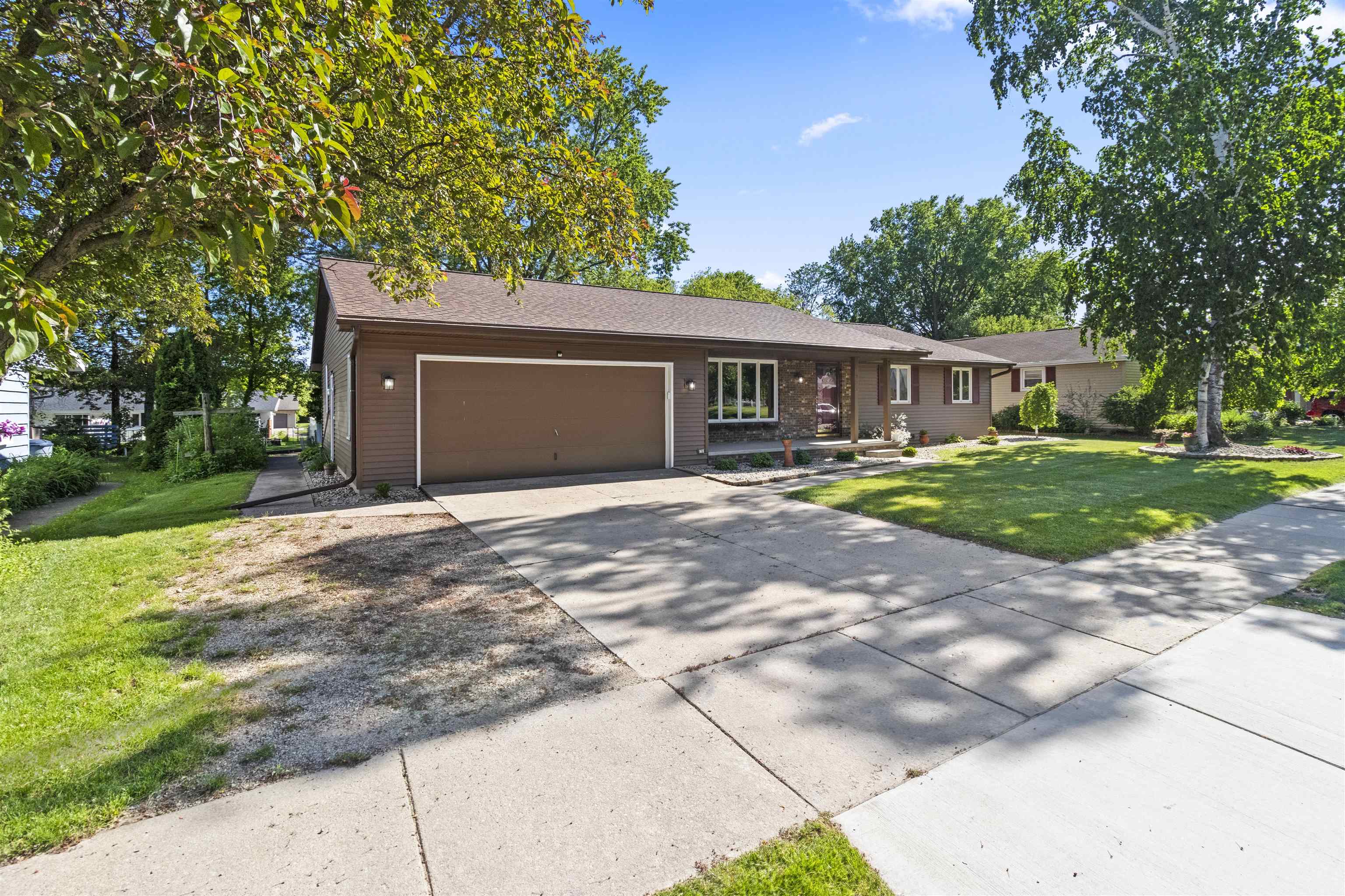 933 E CAPITOL Drive