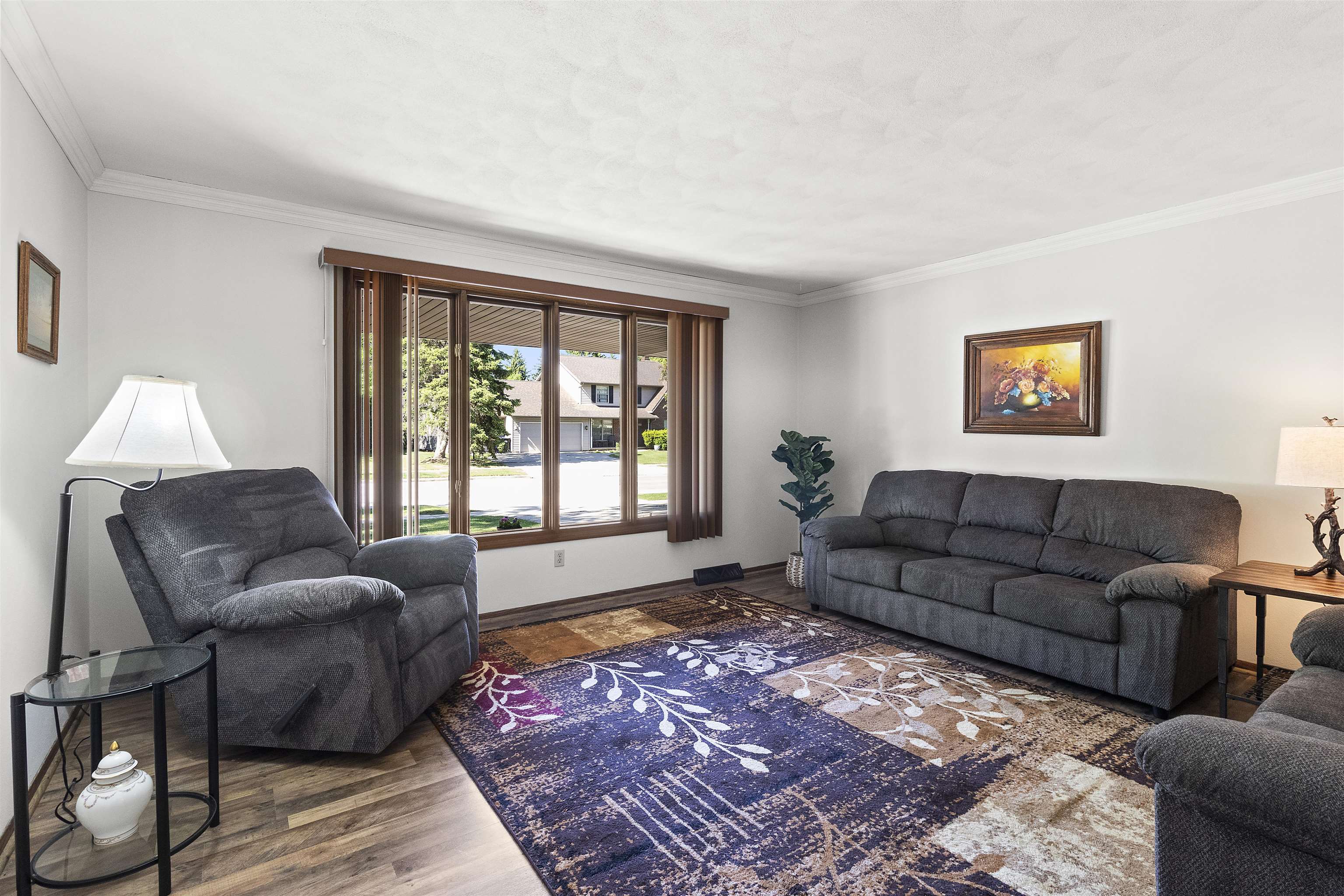 933 E CAPITOL Drive