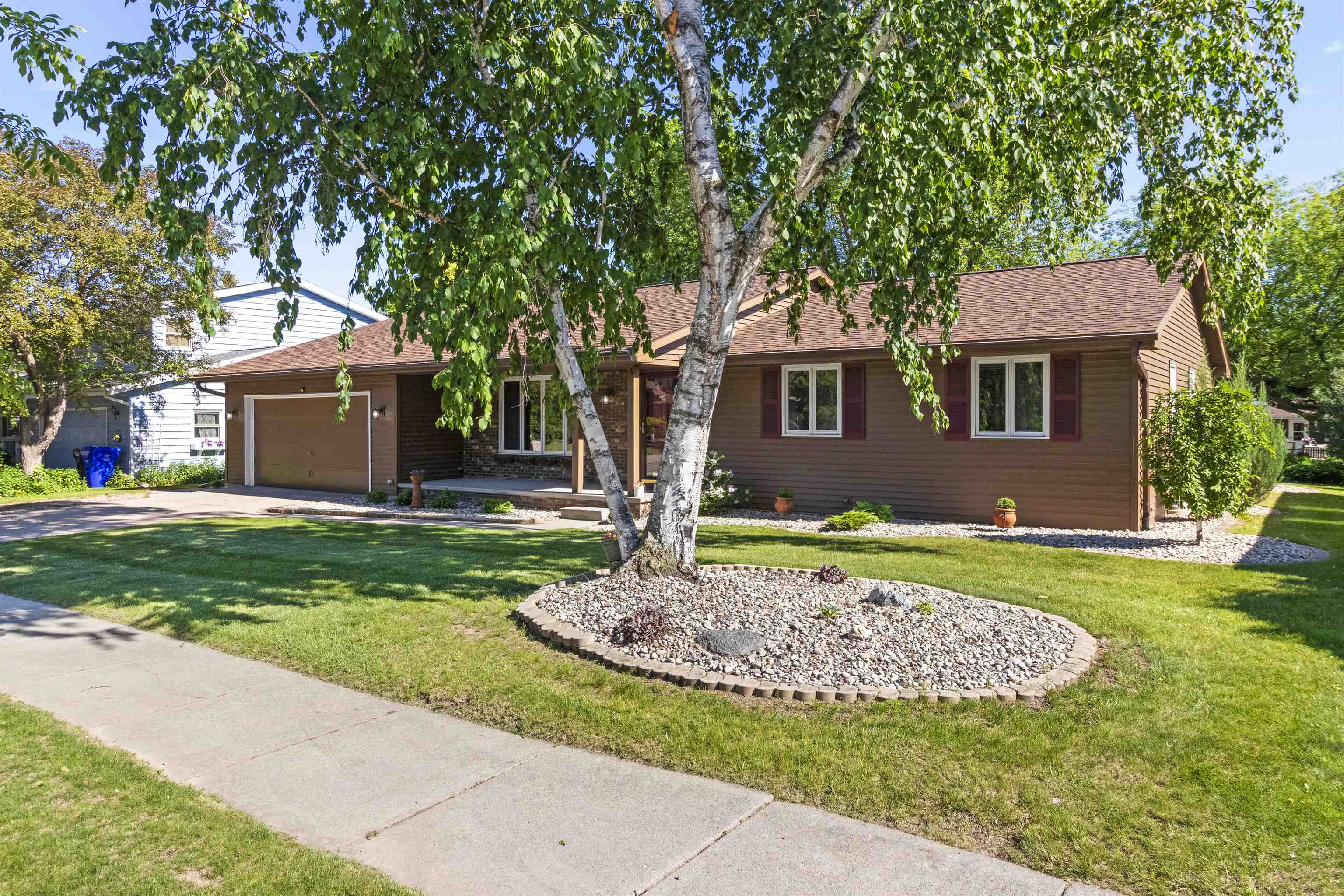 933 E CAPITOL Drive