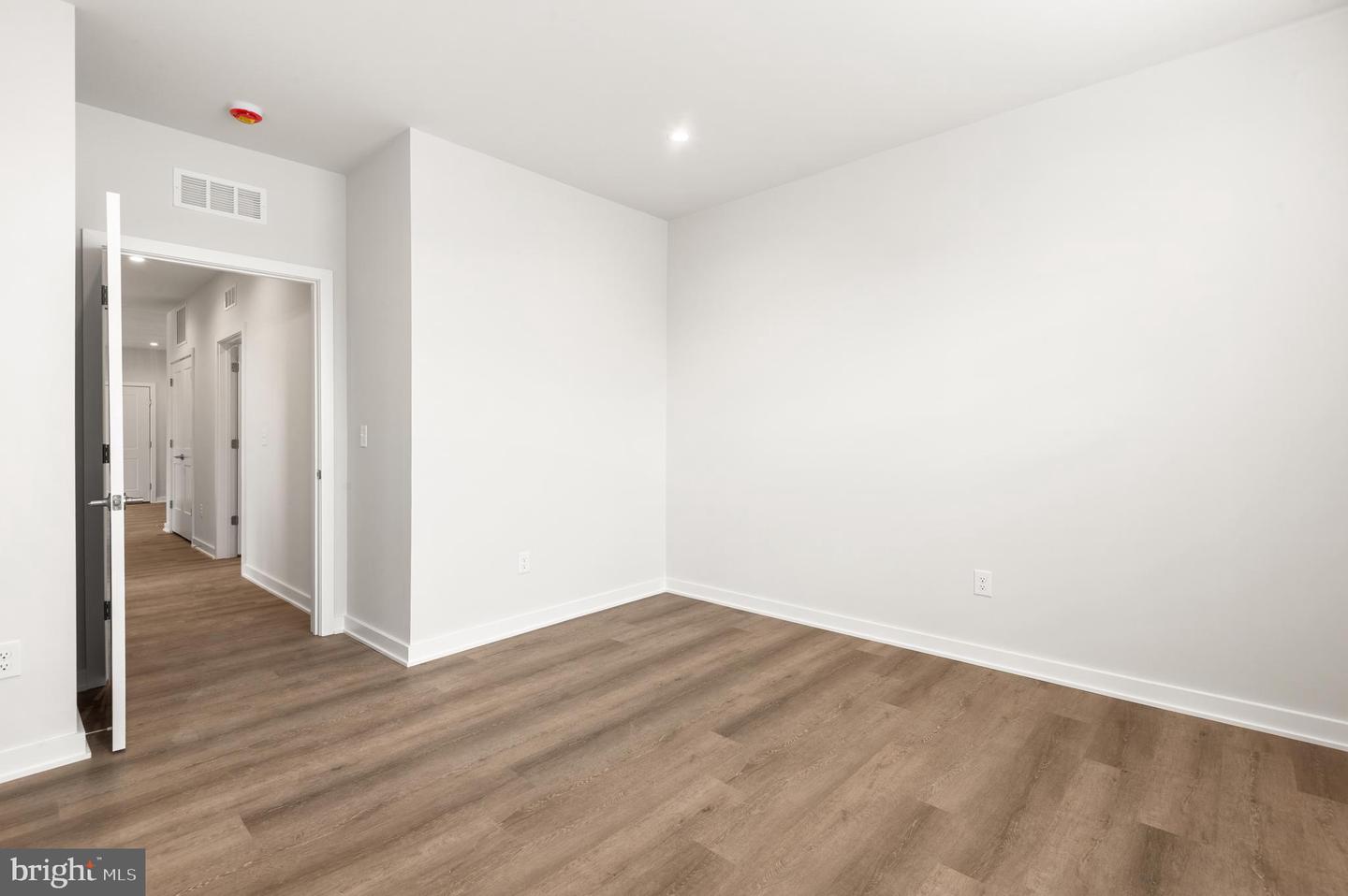 26 S YORK RD #201