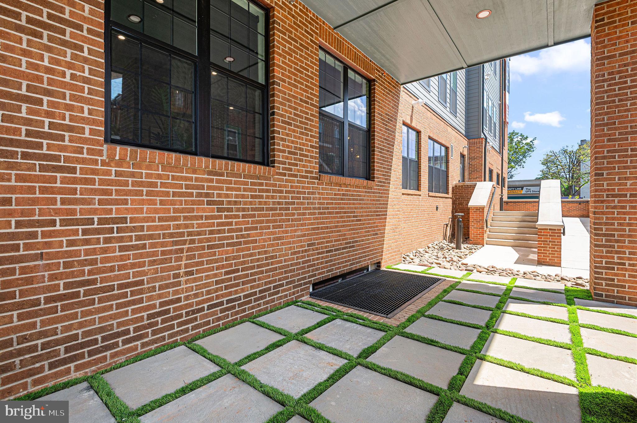 26 S YORK RD #201