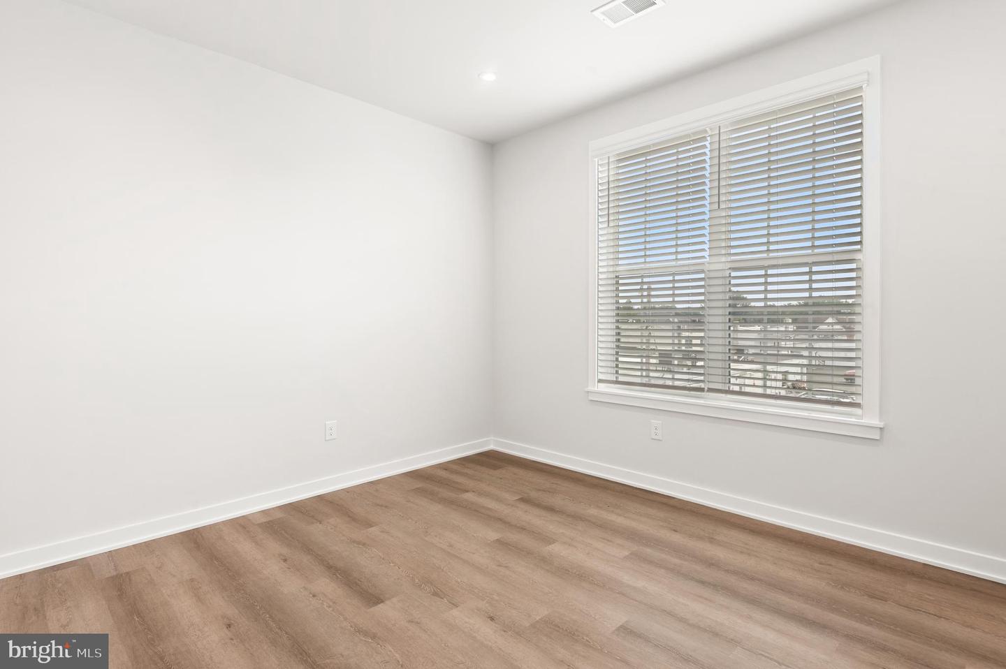 26 S YORK RD #201