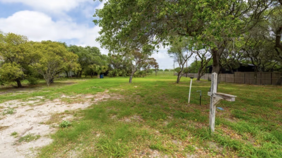 254 E Lakeside Dr