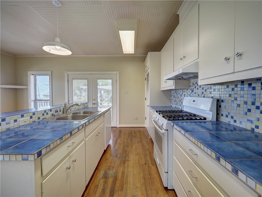 414 E Bayview Blvd