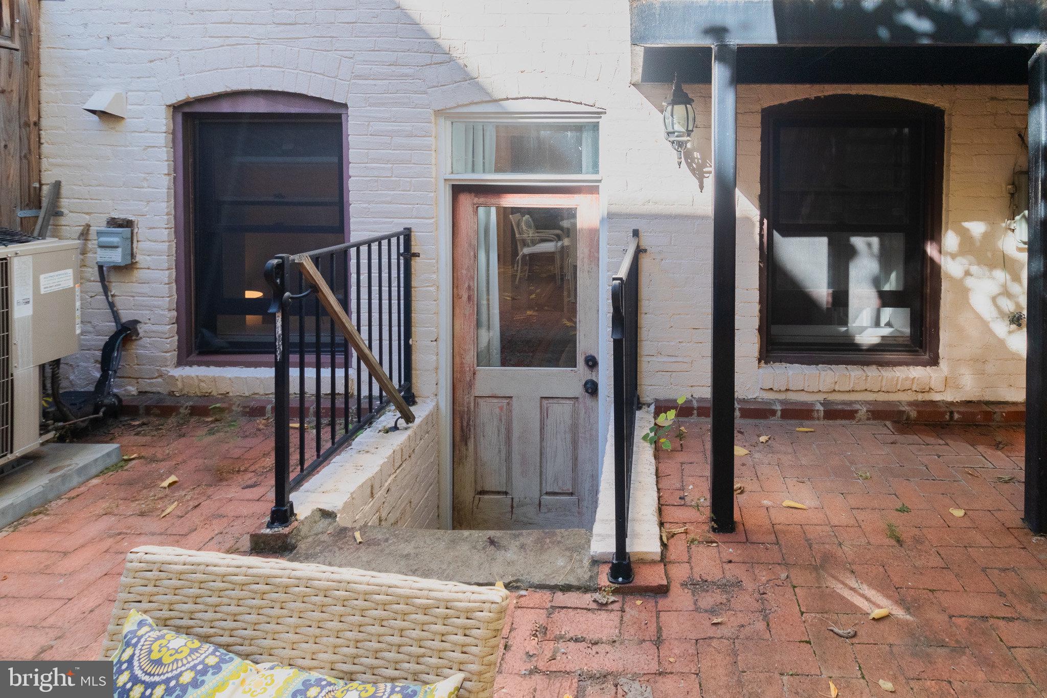 303 C St SE