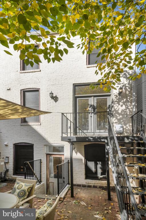 303 C St SE