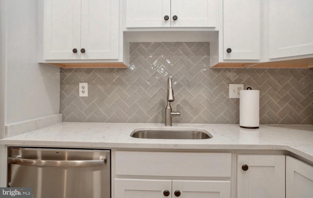 2510 FAIRFAX DRIVE 2EIII