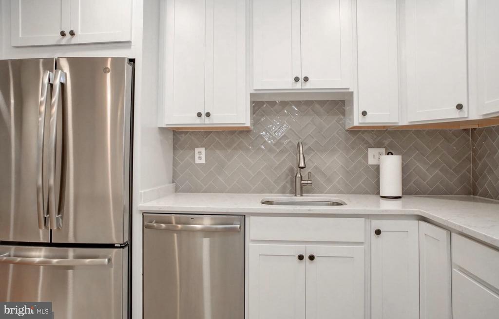 2510 FAIRFAX DRIVE 2EIII