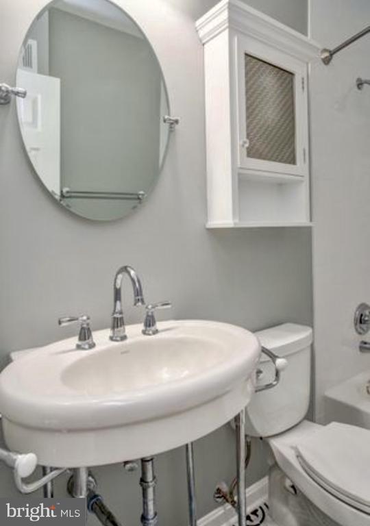 2510 FAIRFAX DRIVE 2EIII