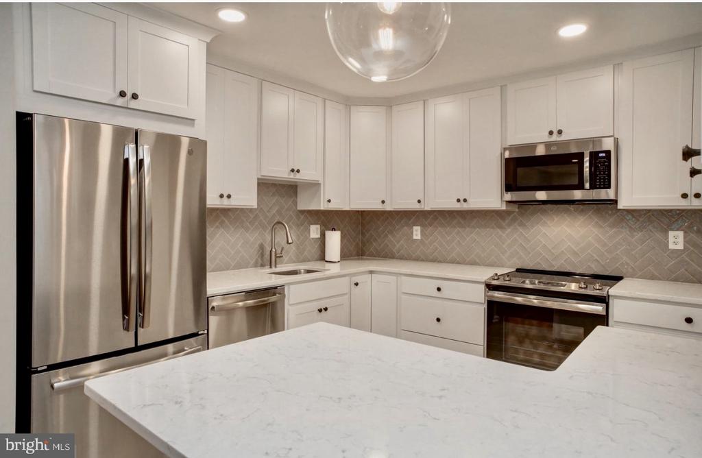 2510 FAIRFAX DRIVE 2EIII