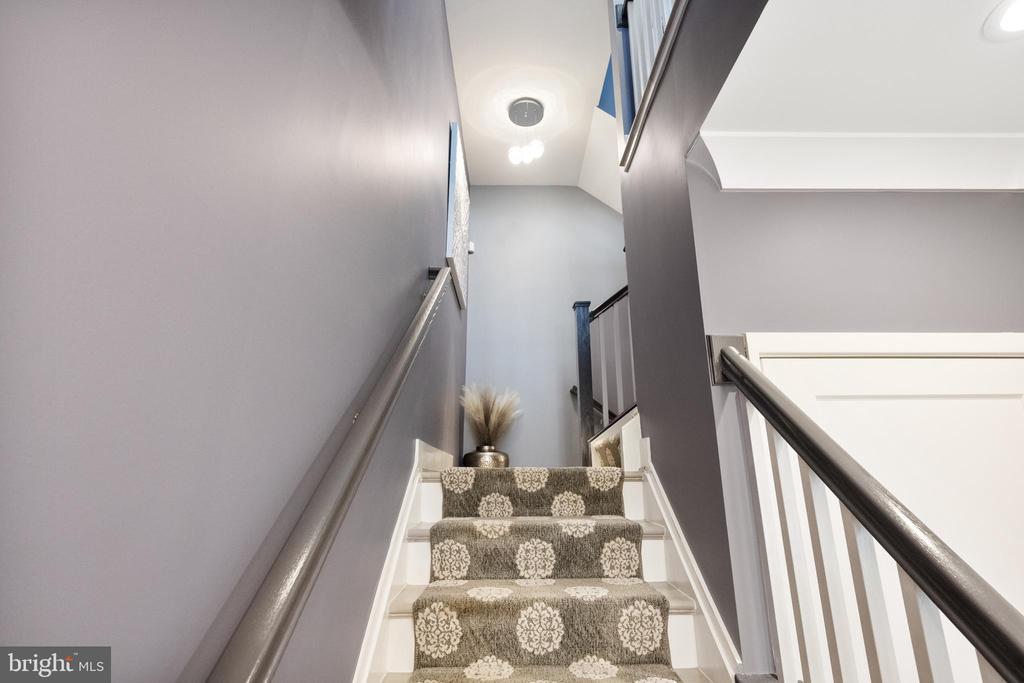 141 CENTER STREET S 6